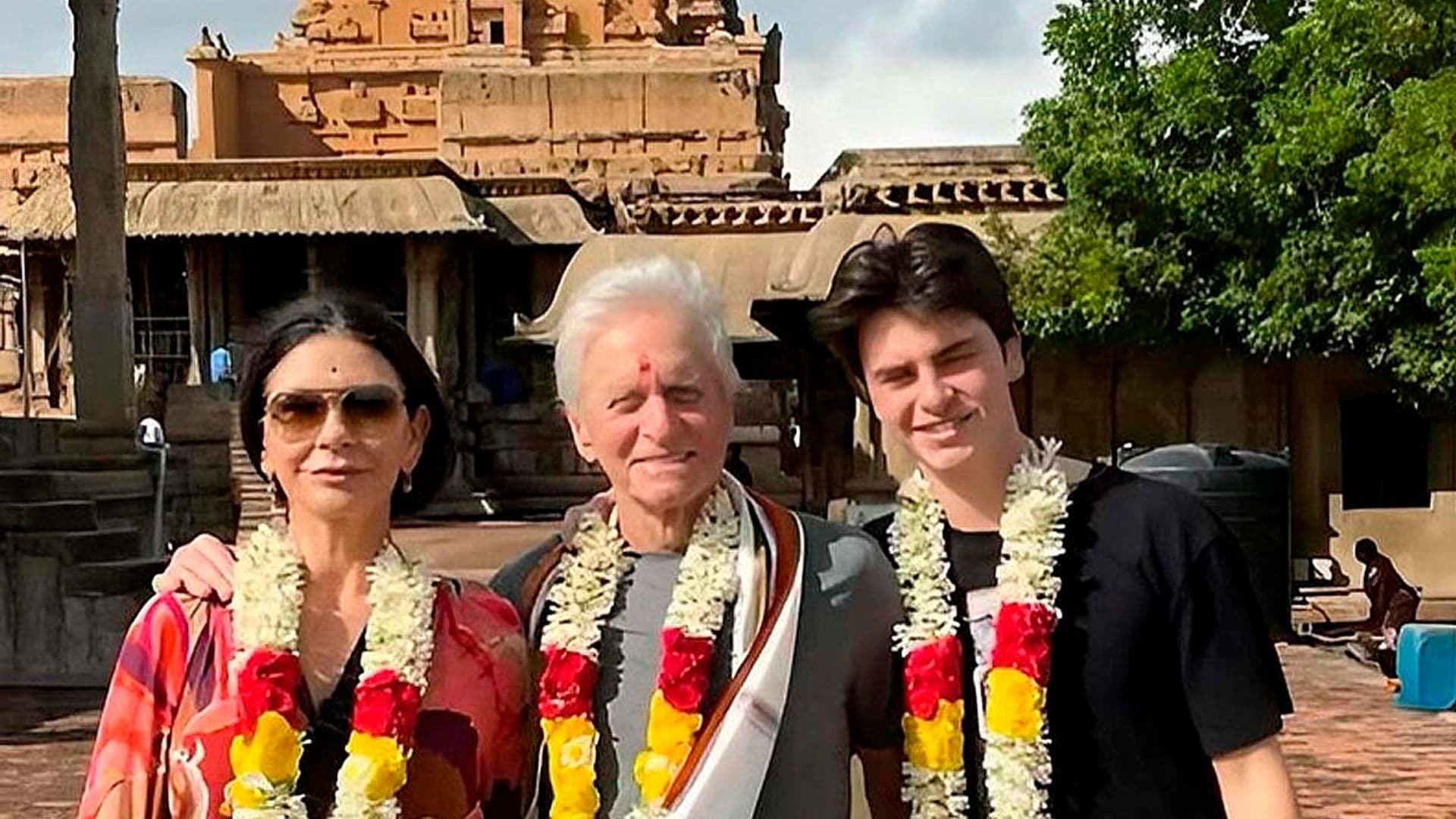 Las imágenes del apasionante viaje de Michael Douglas, Catherine Zeta-Jones y su hijo a la India
