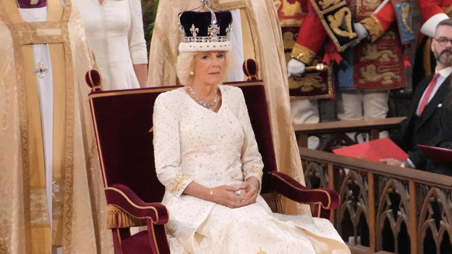 La reina Camilla y los detalles de su look en la coronación