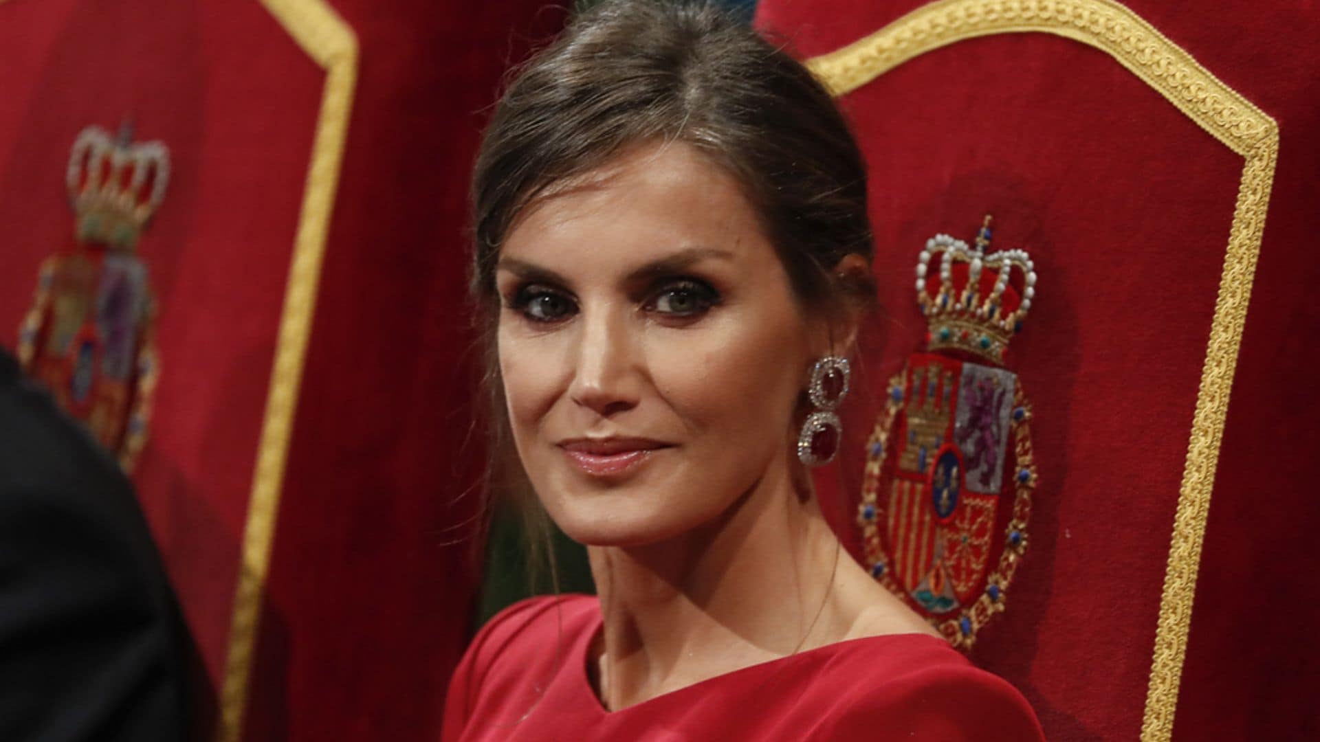 Un vestido rojo con detalles 'glitter', la elección sin precedentes de la reina Letizia