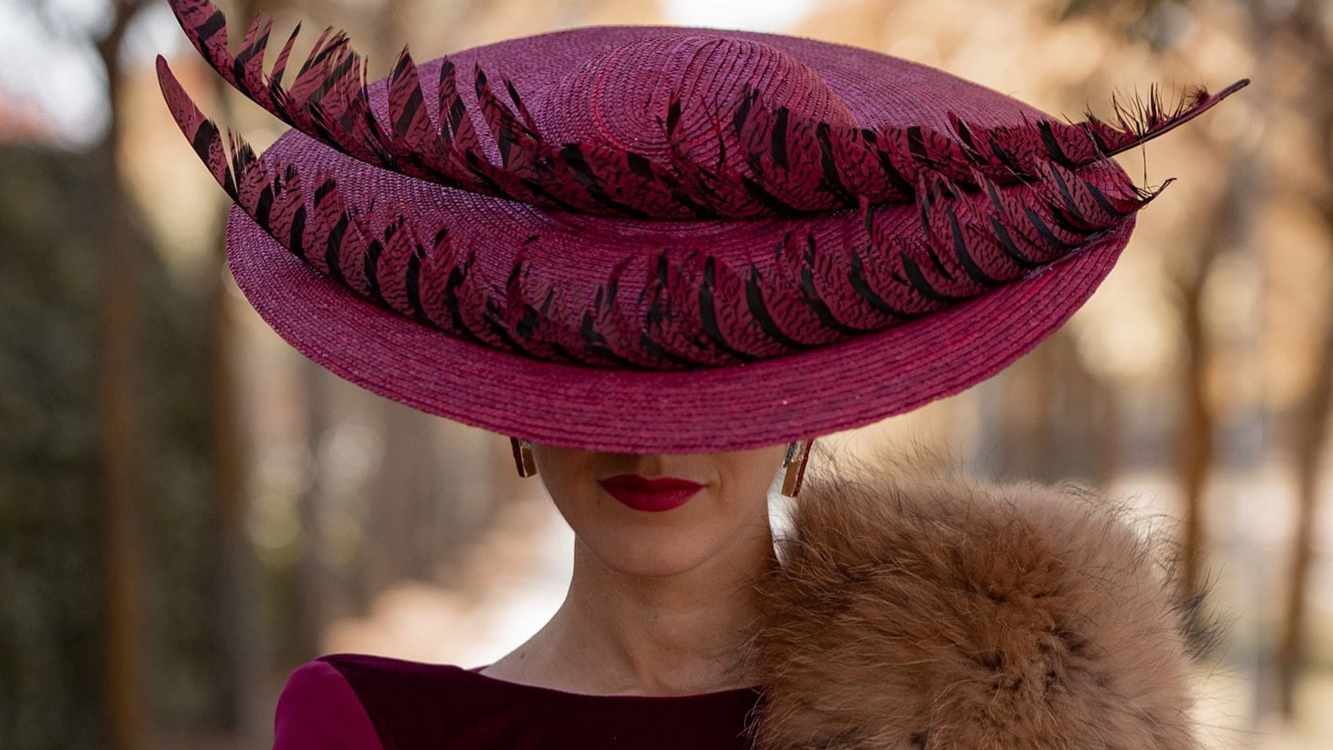 Tocados de invierno que fascinan a invitadas y madrinas por igual