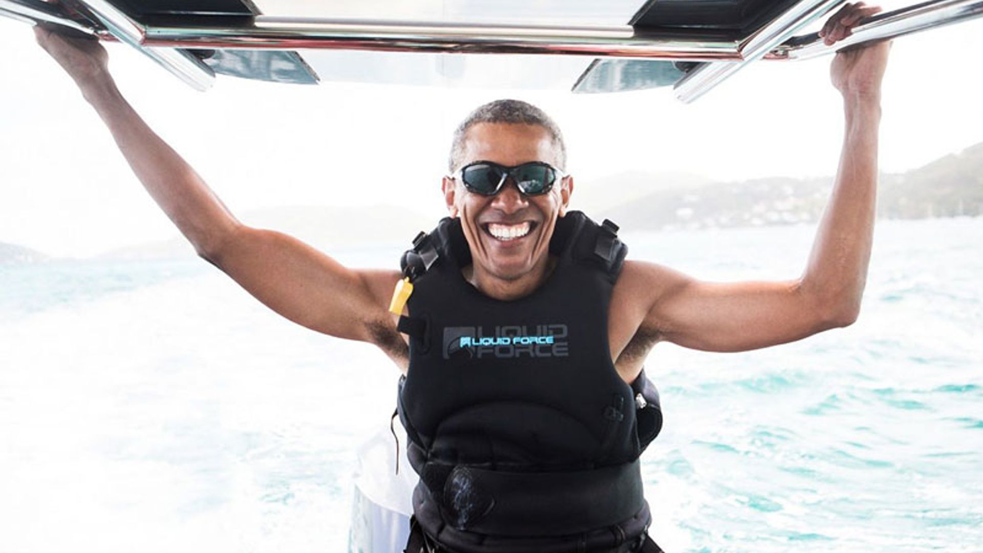 Barack Obama, de la Casa Blanca... ¡a la tabla de 'kitesurf'! El reto acuático más divertido del expresidente