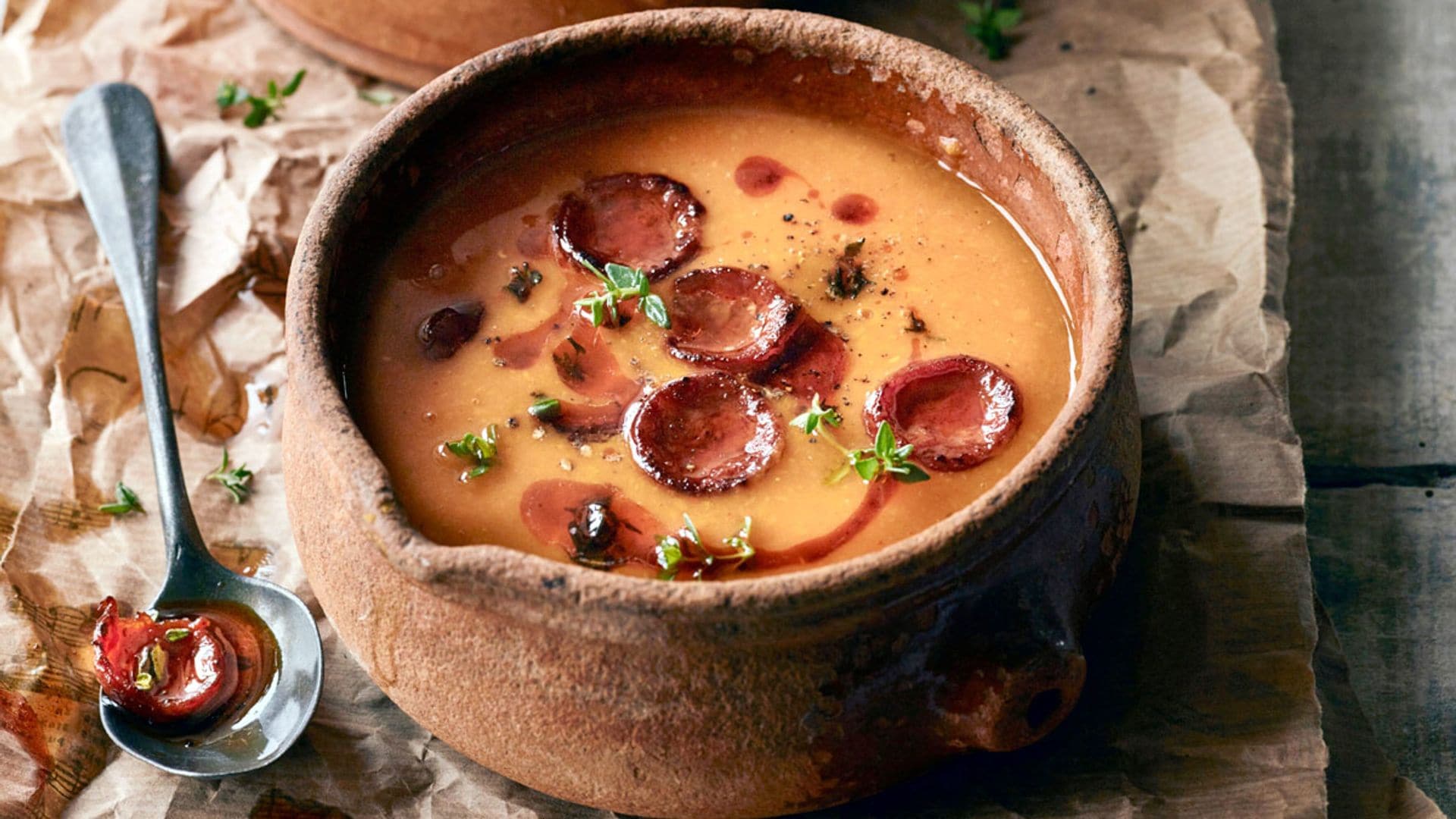 Sopa de calabaza ahumada con chorizo de León