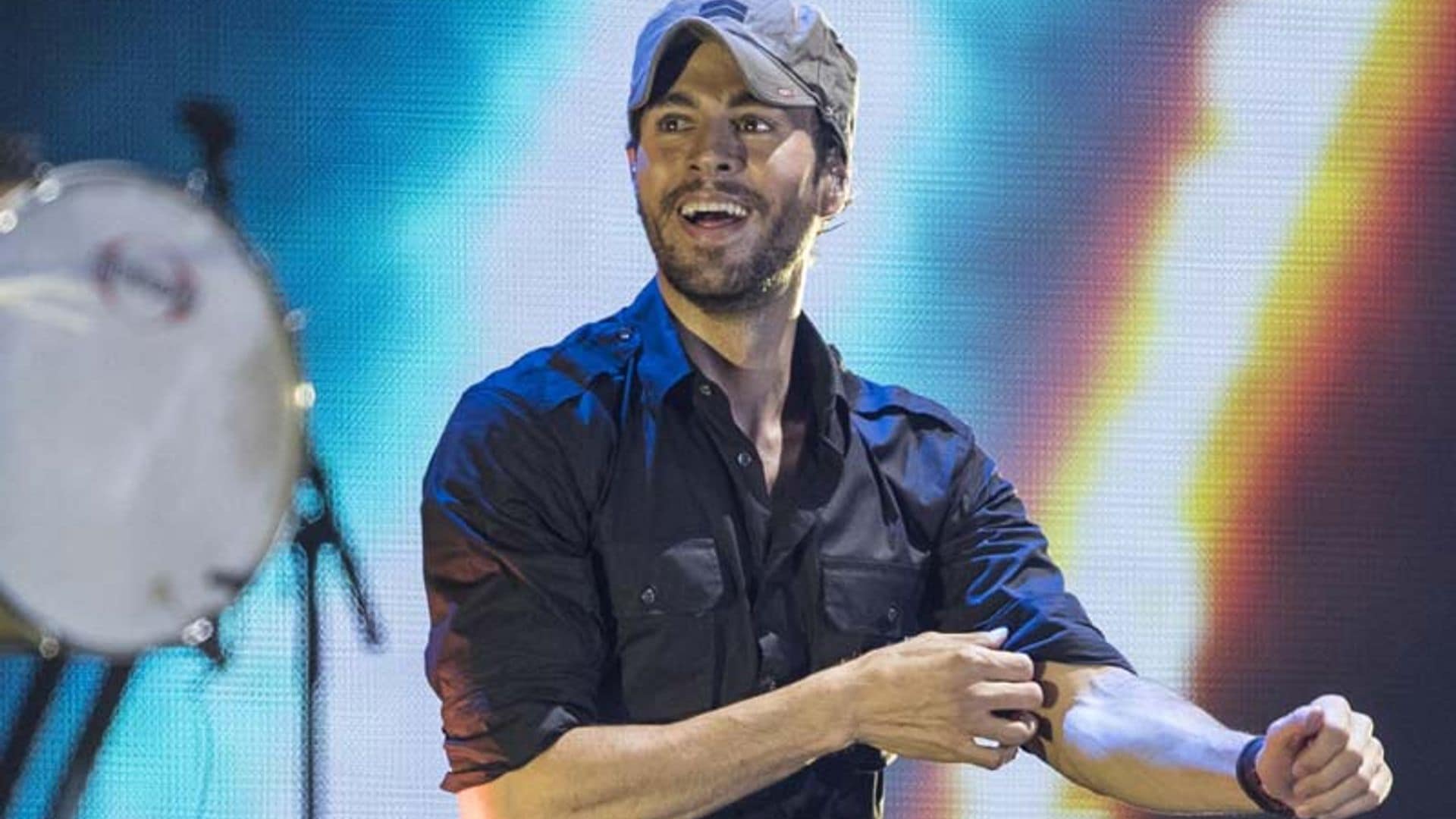 Enrique Iglesias echa de menos a sus mellizos 'como un loco'