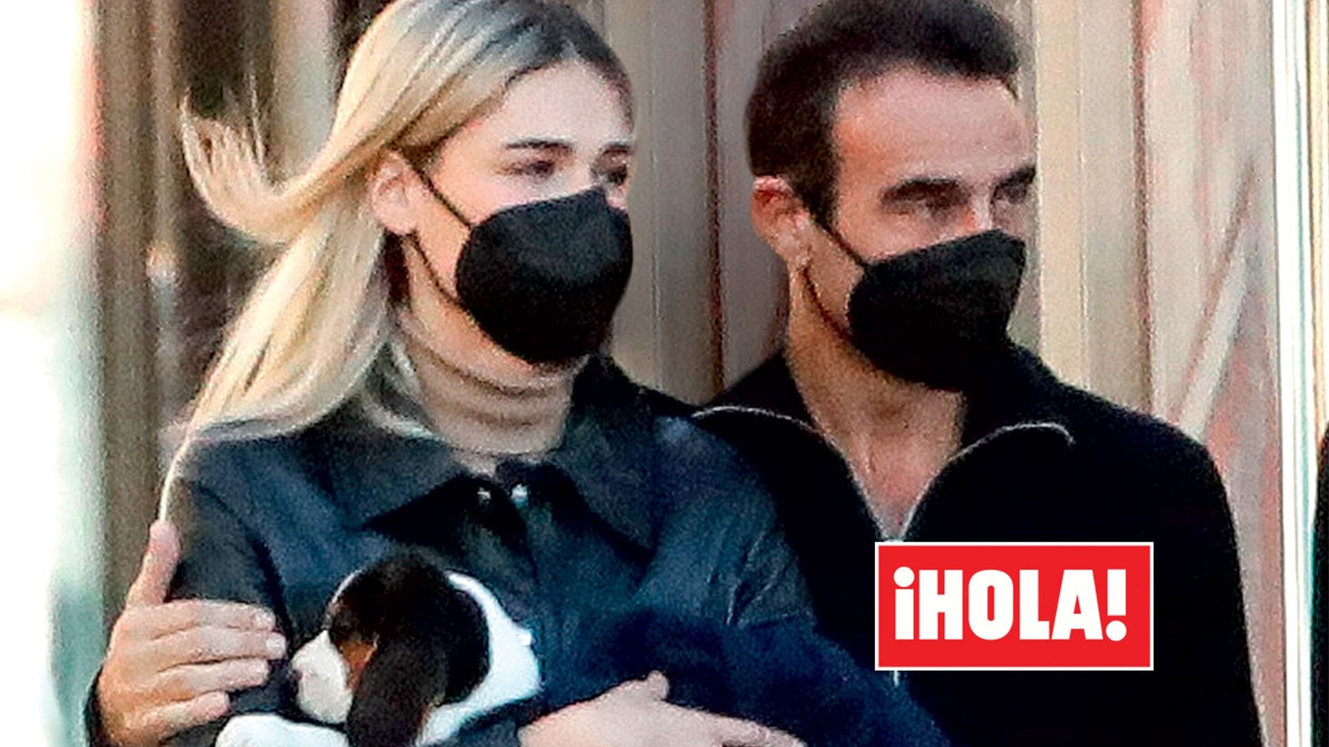 Exclusiva en ¡HOLA!, Enrique Ponce y Ana Soria reaparecen tras los rumores de crisis con gesto serio y su nueva mascota