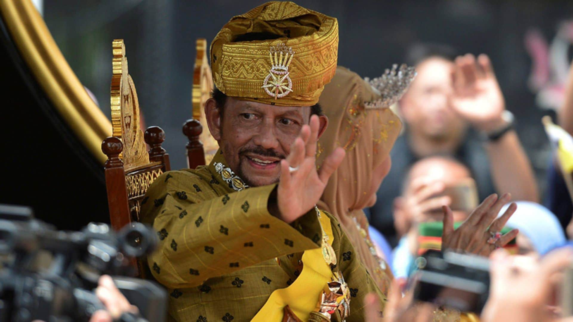 Baño de masas para el Sultán de Brunei, que celebra por todo lo alto cincuenta años en el trono