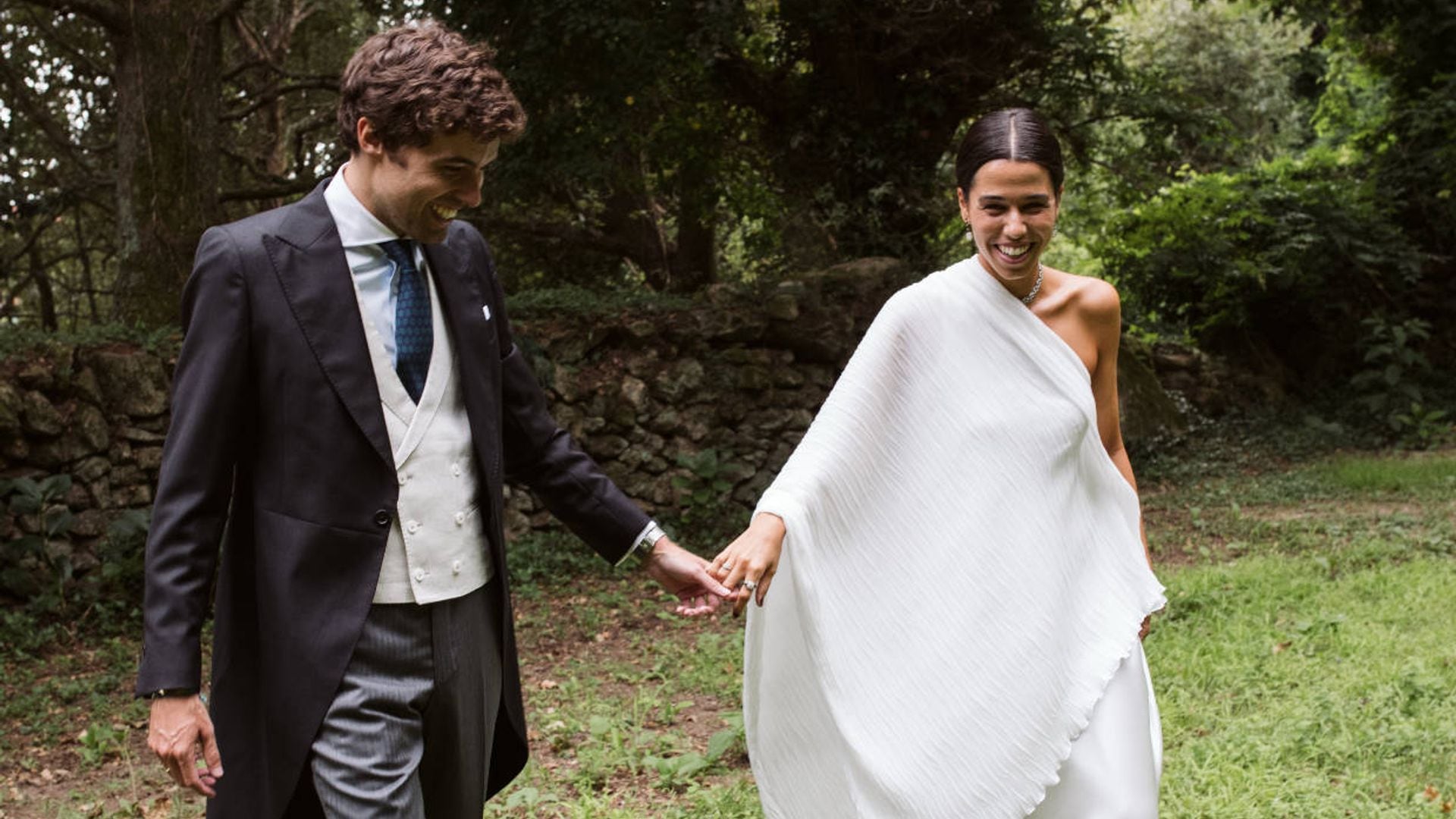 Un look nupcial sencillo y asimétrico para Lucía, la novia viral que se casó en Galicia