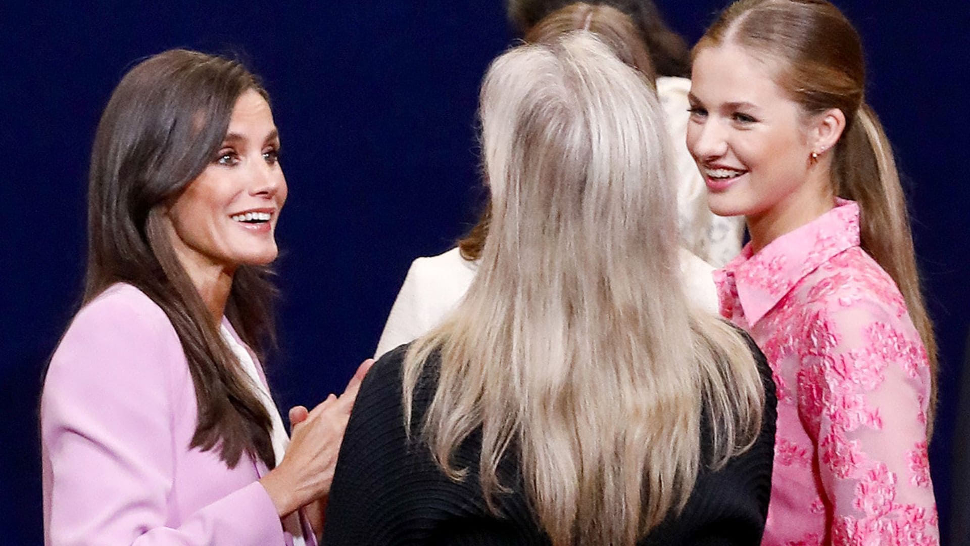 Los gestos de emoción de la Reina Letizia y sus hijas al conocer a Meryl Streep en los Premios Princesa de Asturias