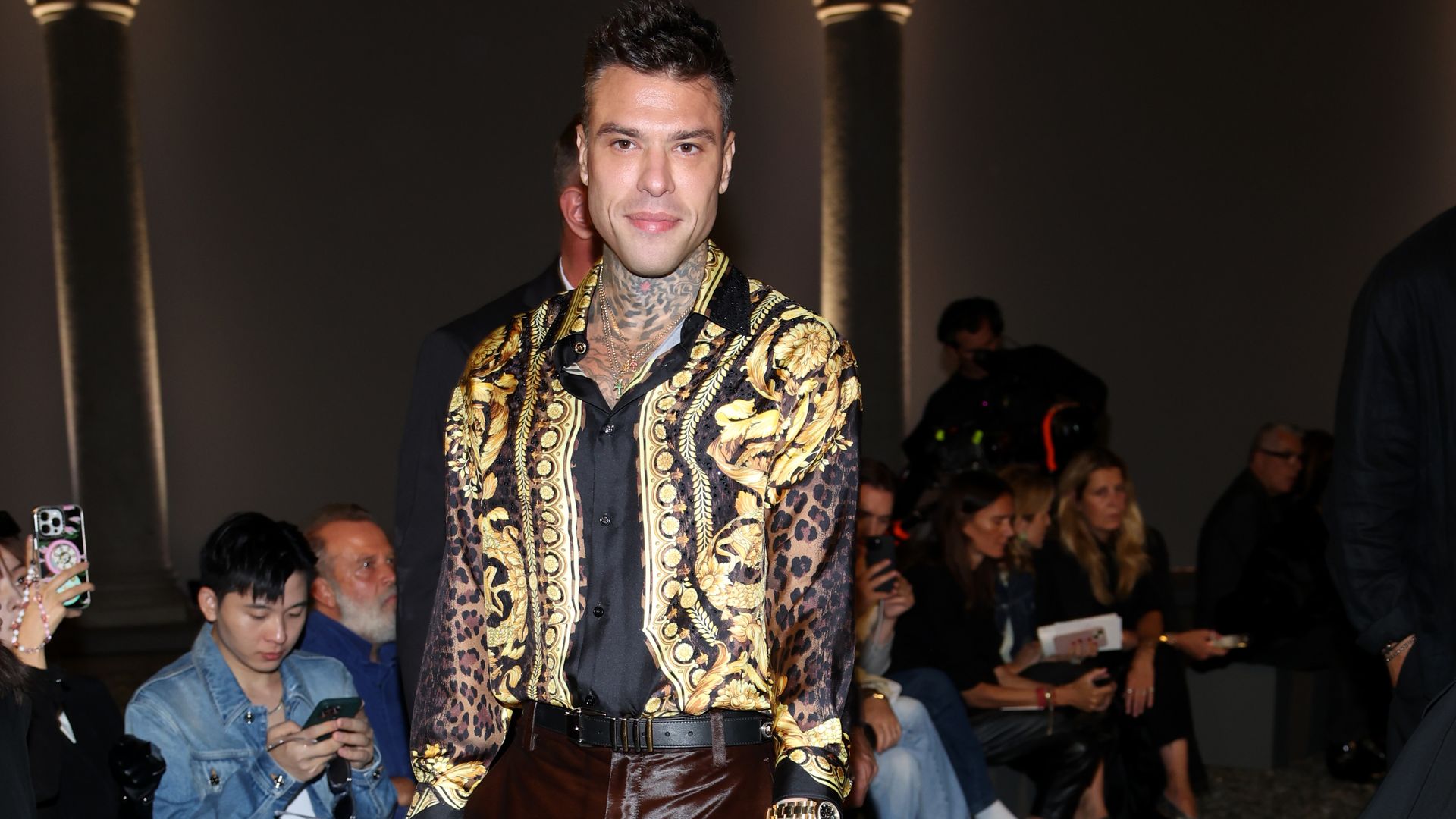 Fedez causa furor al asistir conjuntado con su perro al desfile de Versace