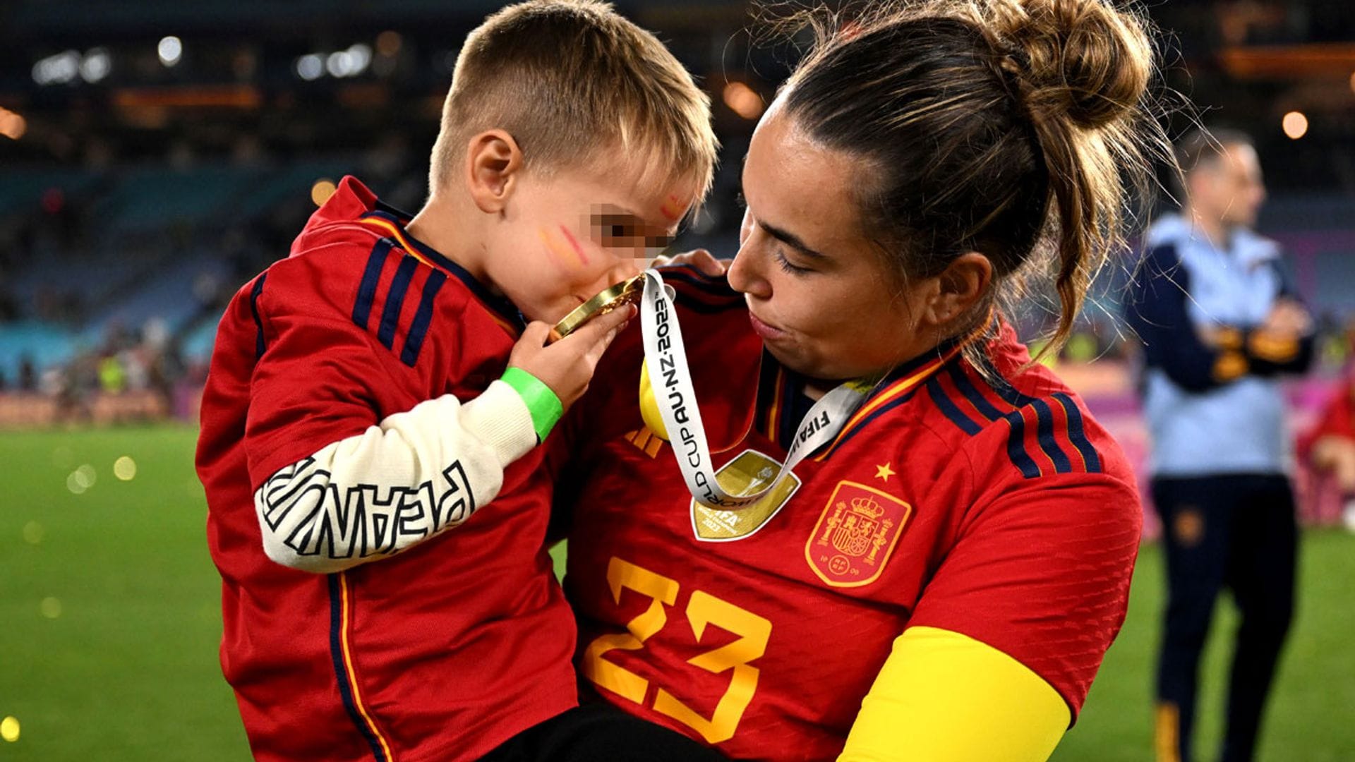 La fiesta de las campeonas con sus familias: entre lágrimas, besos, abrazos y una dedicatoria al cielo