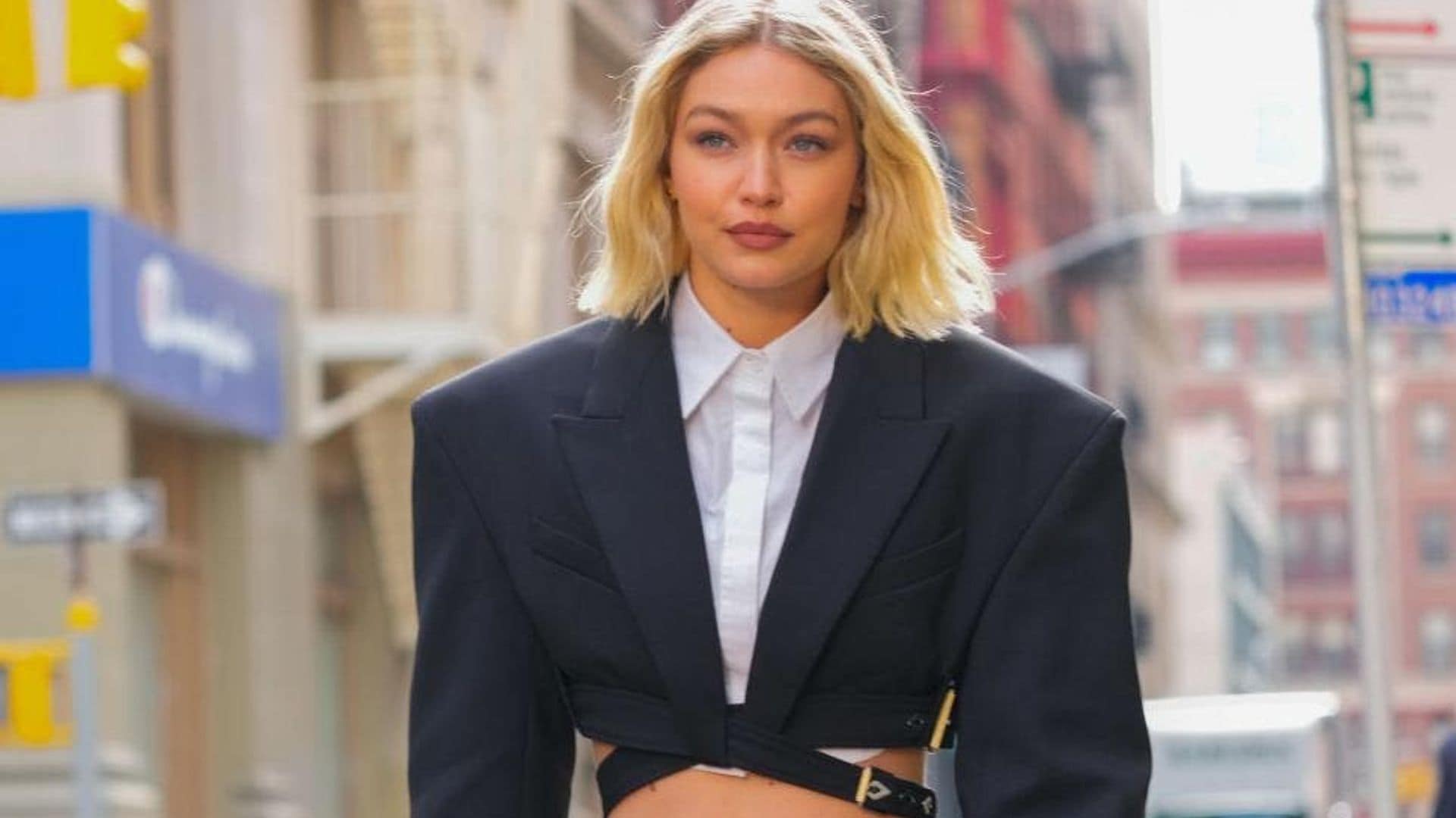 Gigi Hadid le da un giro inesperado al clásico traje en Nueva York