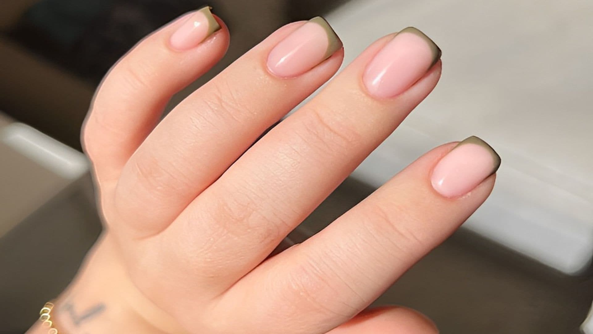 'Micro french' es la manicura minimalista que te encantará si tienes las uñas cortas