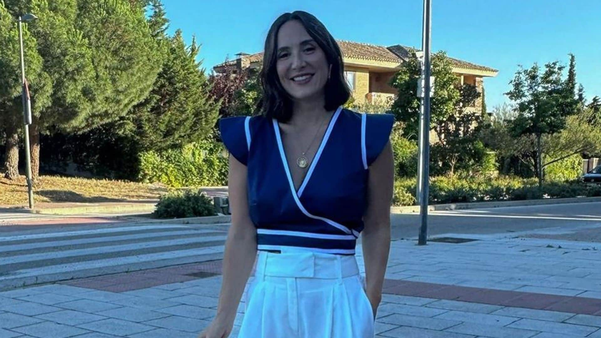 El elegante look de Tamara Falcó para un verano en la ciudad: pantalones de traje y pendientes florales de rafia