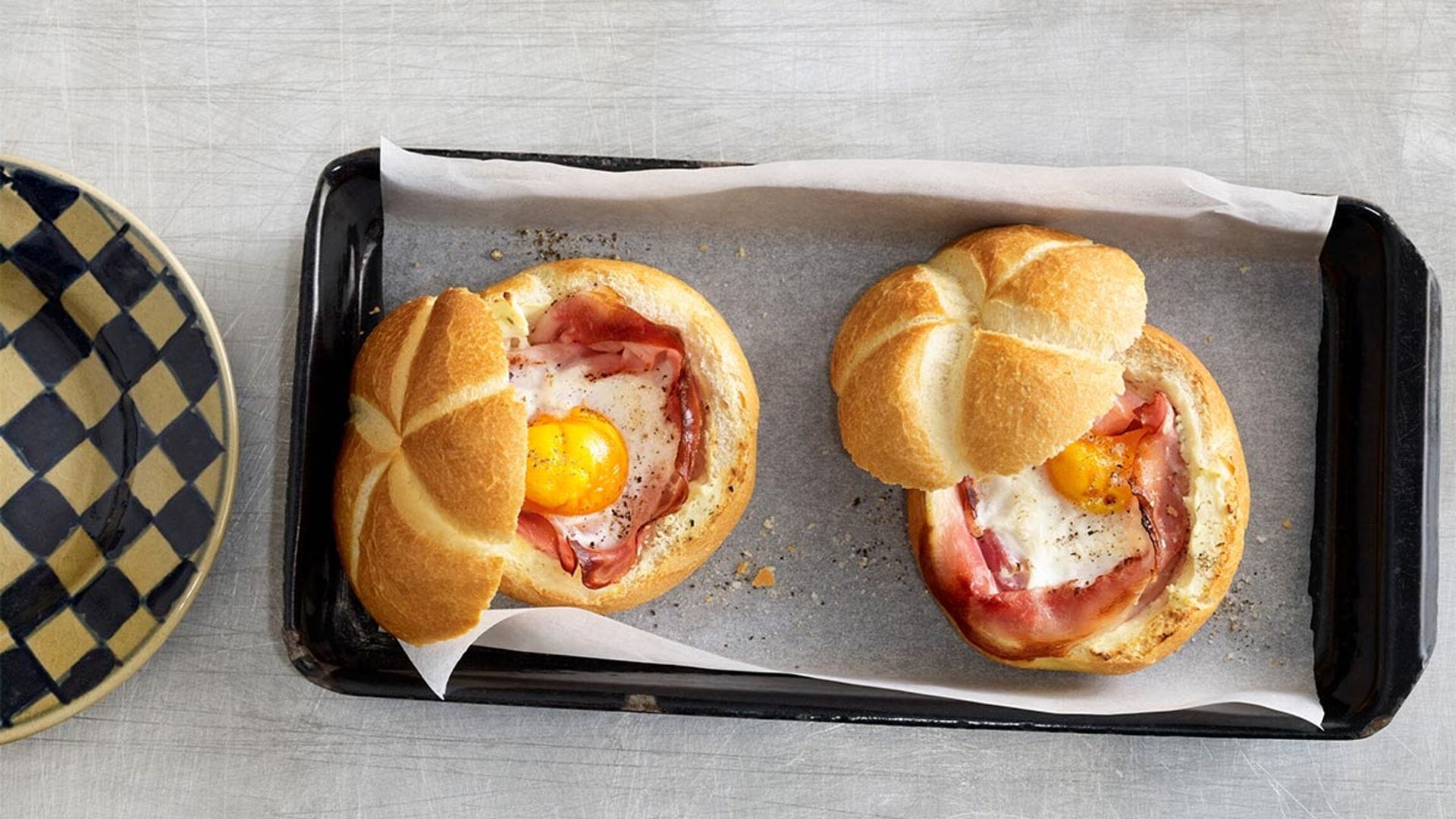 Bollitos de pan con huevo y jamón cocido