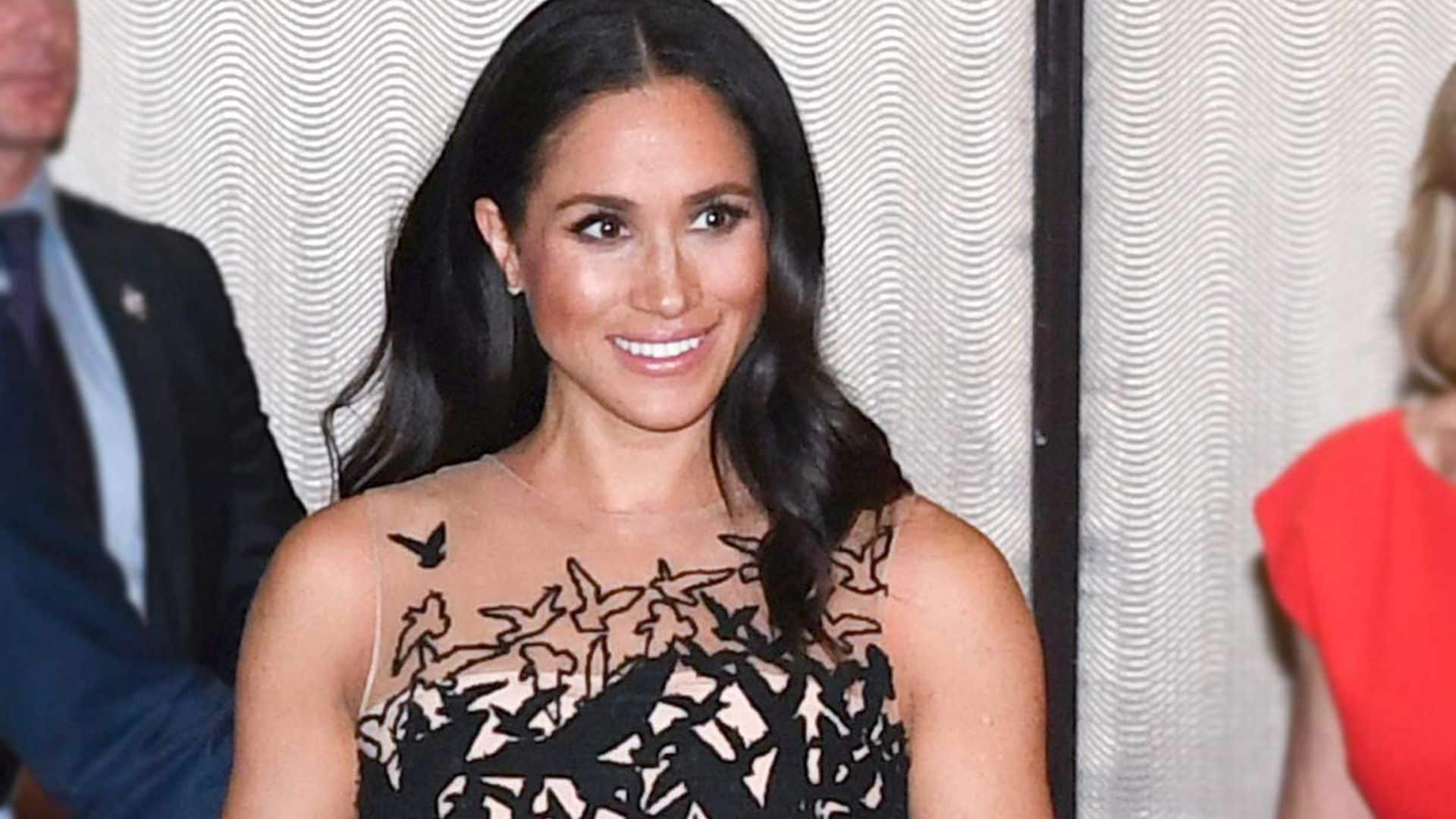 Meghan Markle impacta con el vestido 'Primavera cítrica' en un inesperado look premamá