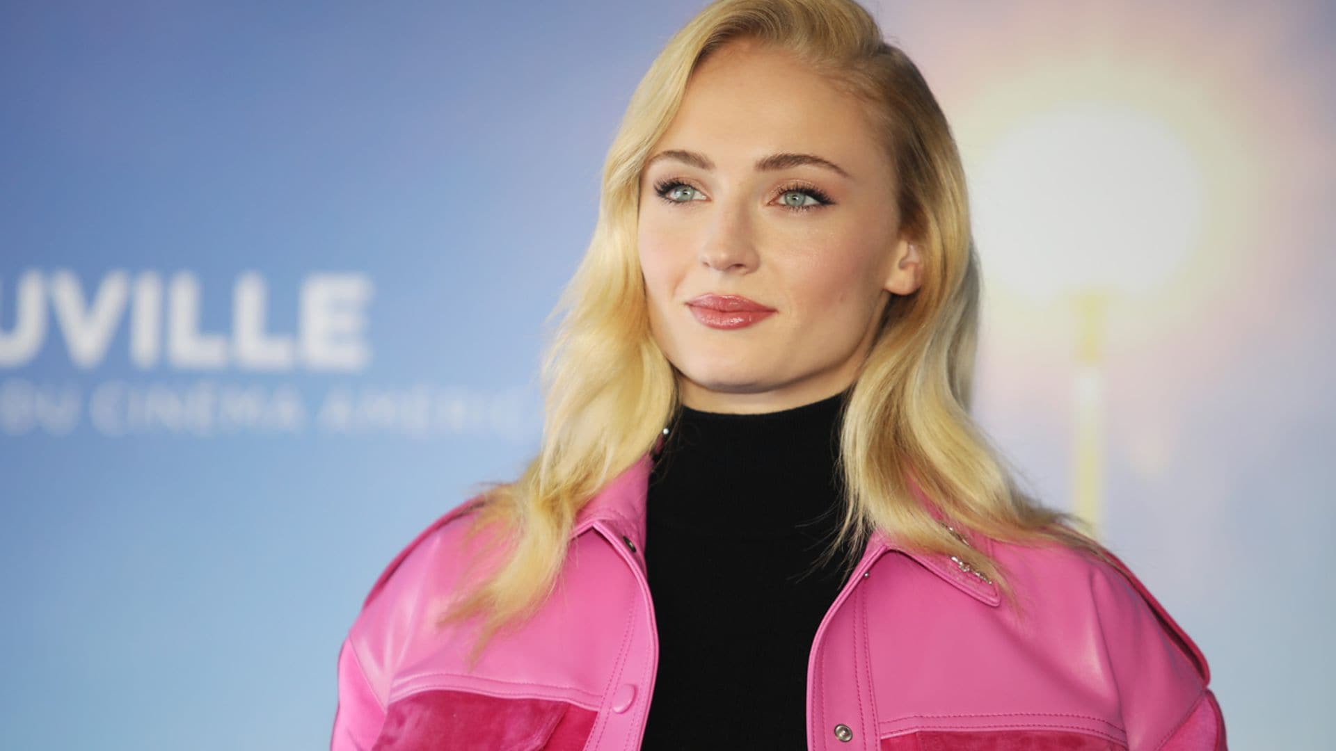 Camisa masculina y leggings: Sophie Turner luce tripita premamá con su look mas cómodo