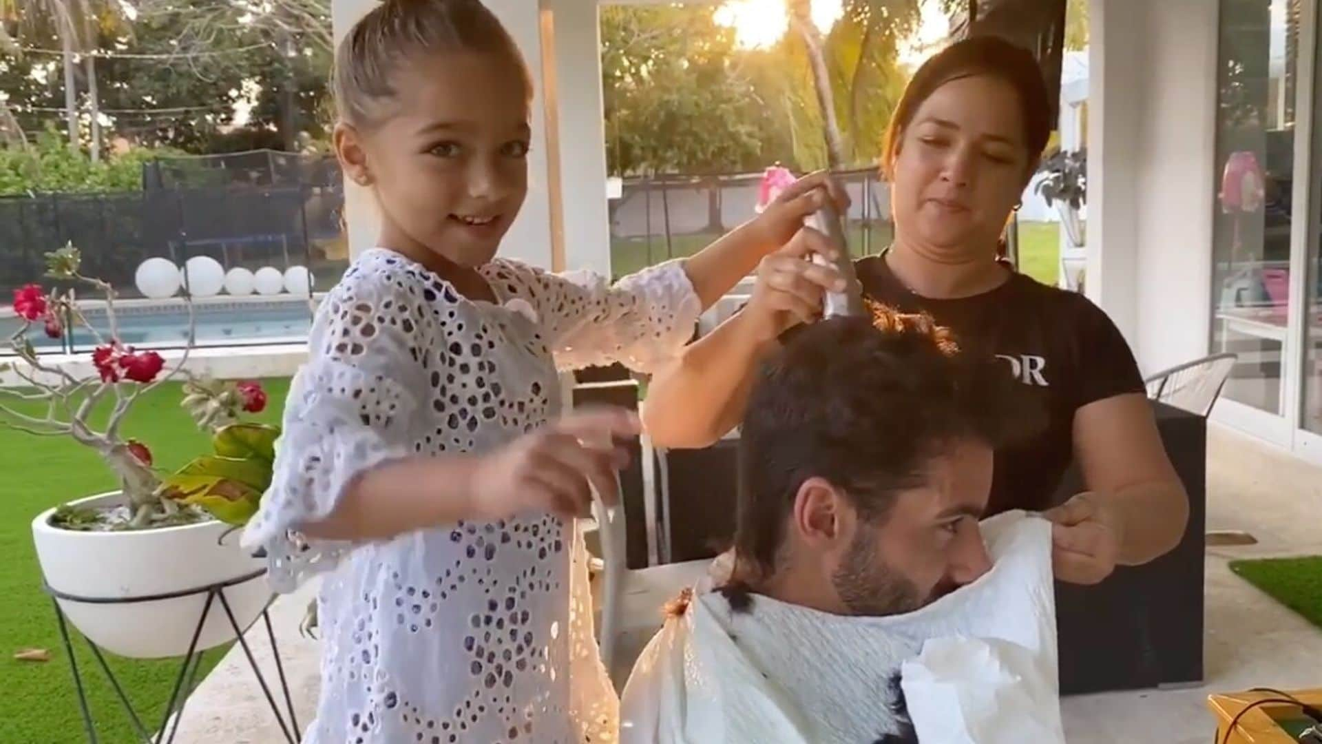 Adamari López y su hija Alaïa le cortaron el cabello a Toni Costa