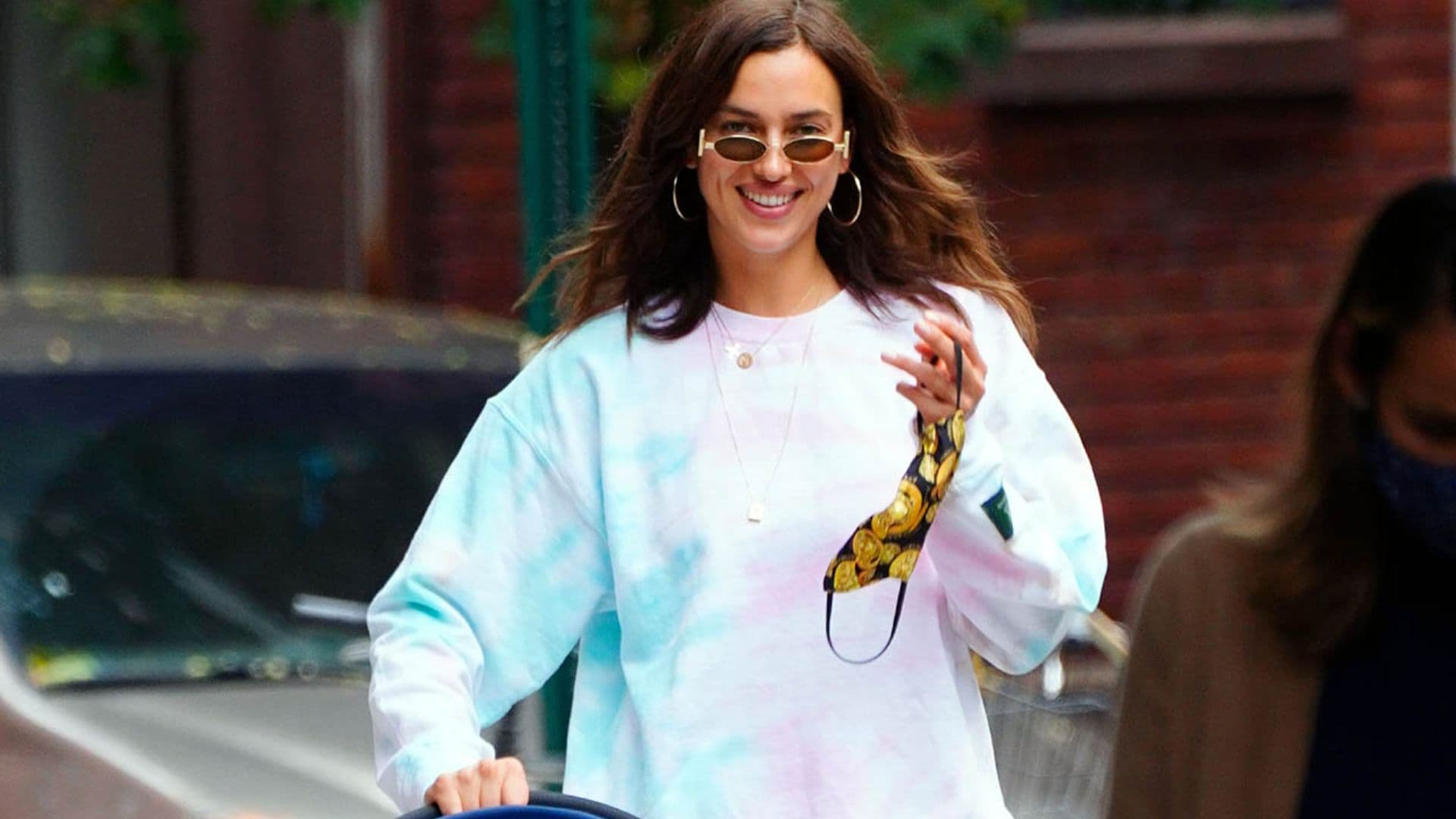 Irina Shayk confirma que lo suyo con el 'tie dye' es un flechazo de los de verdad