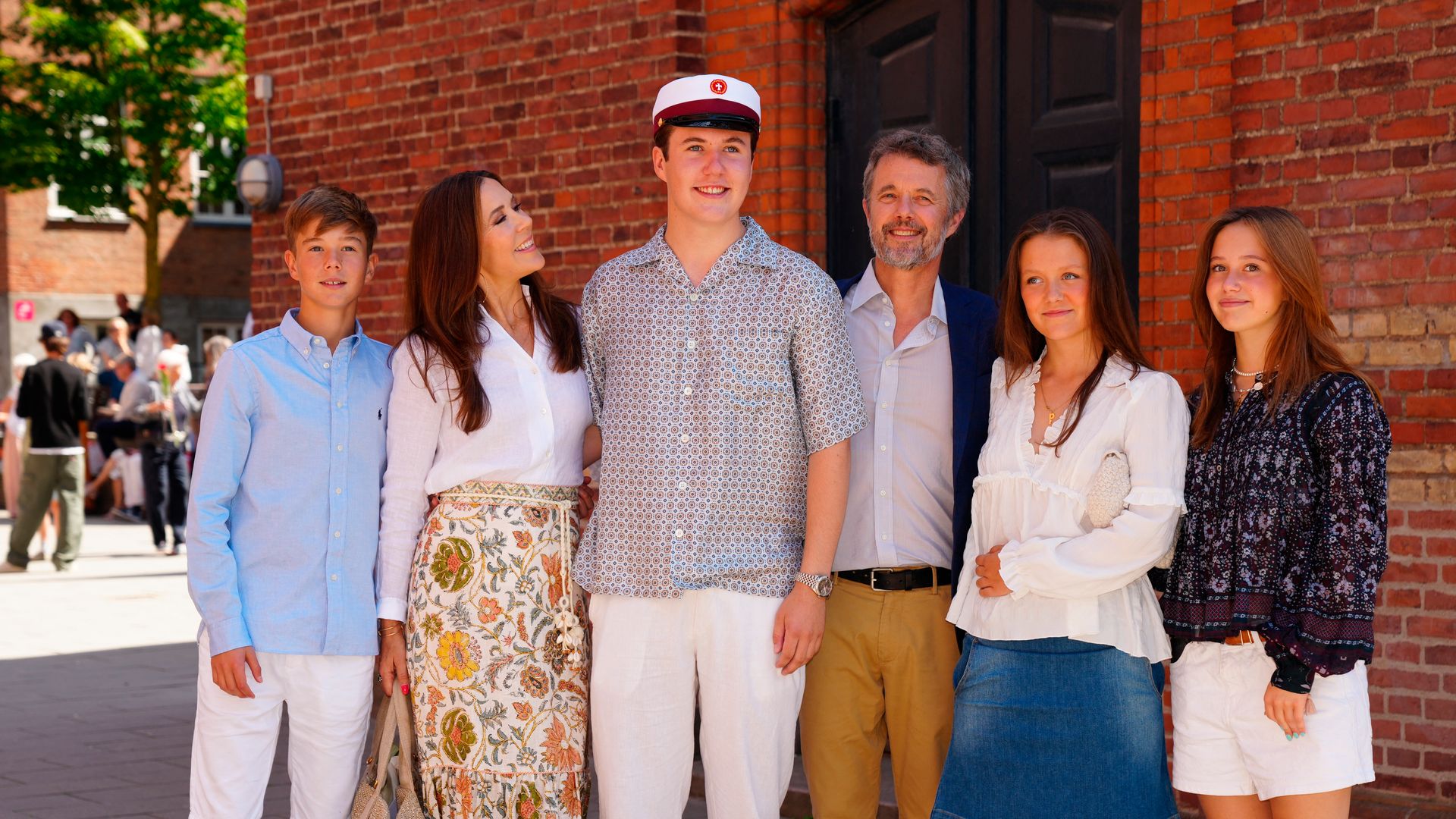 Christian de Dinamarca celebra el fin de curso junto a su familia y da pistas sobre sus planes de futuro