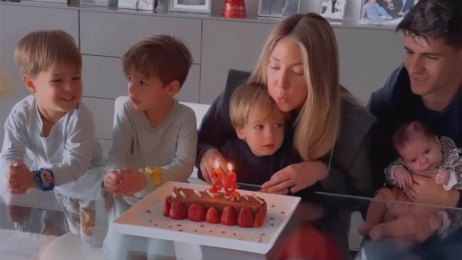 Alice Campello sopla las velas de su 28 cumpleaños con la ayuda de sus cuatro tesoros y Álvaro Morata