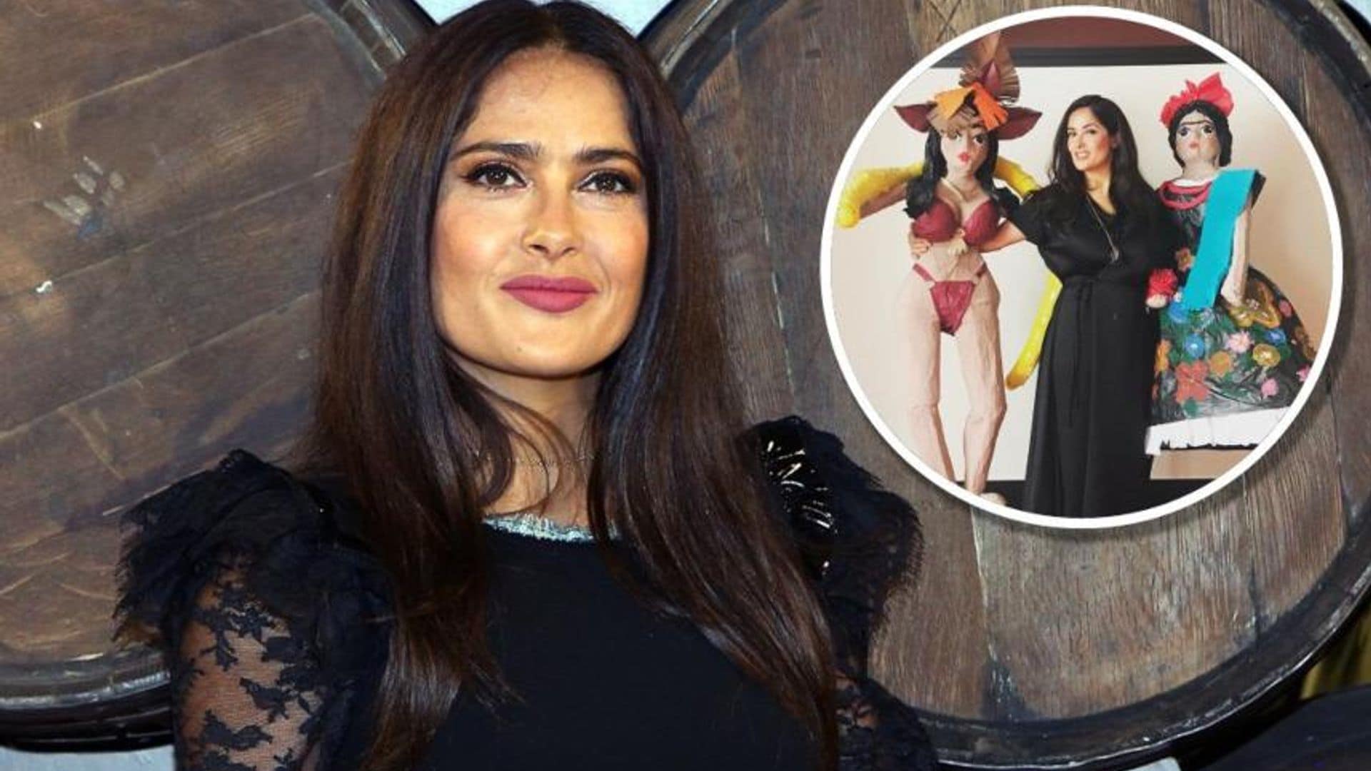 Salma Hayek posa al lado de unas piñatas inspiradas en dos de sus personajes más icónicos