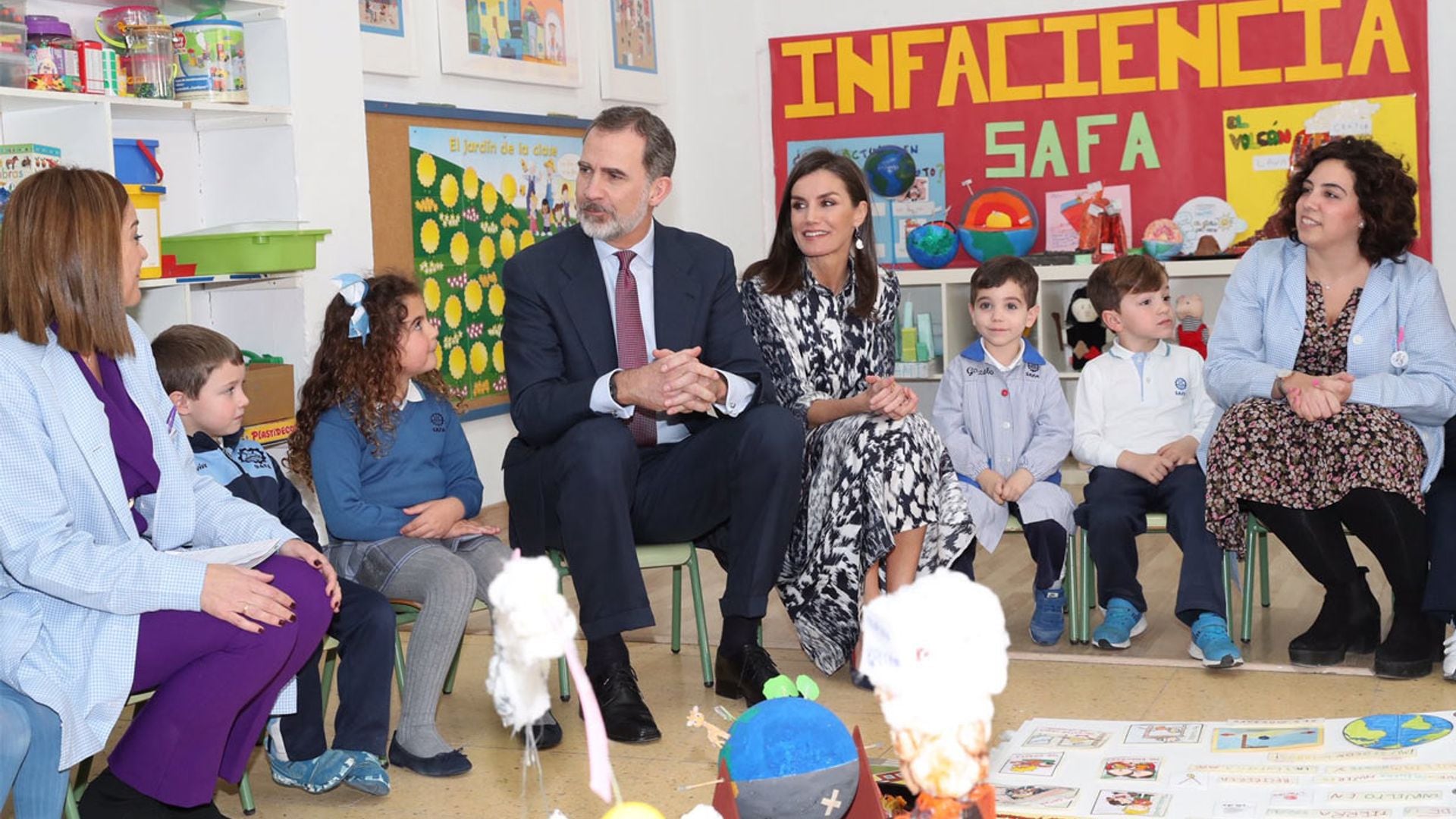 FOTOGALERÍA: Los Reyes se lo pasan como niños en su encuentro con escolares