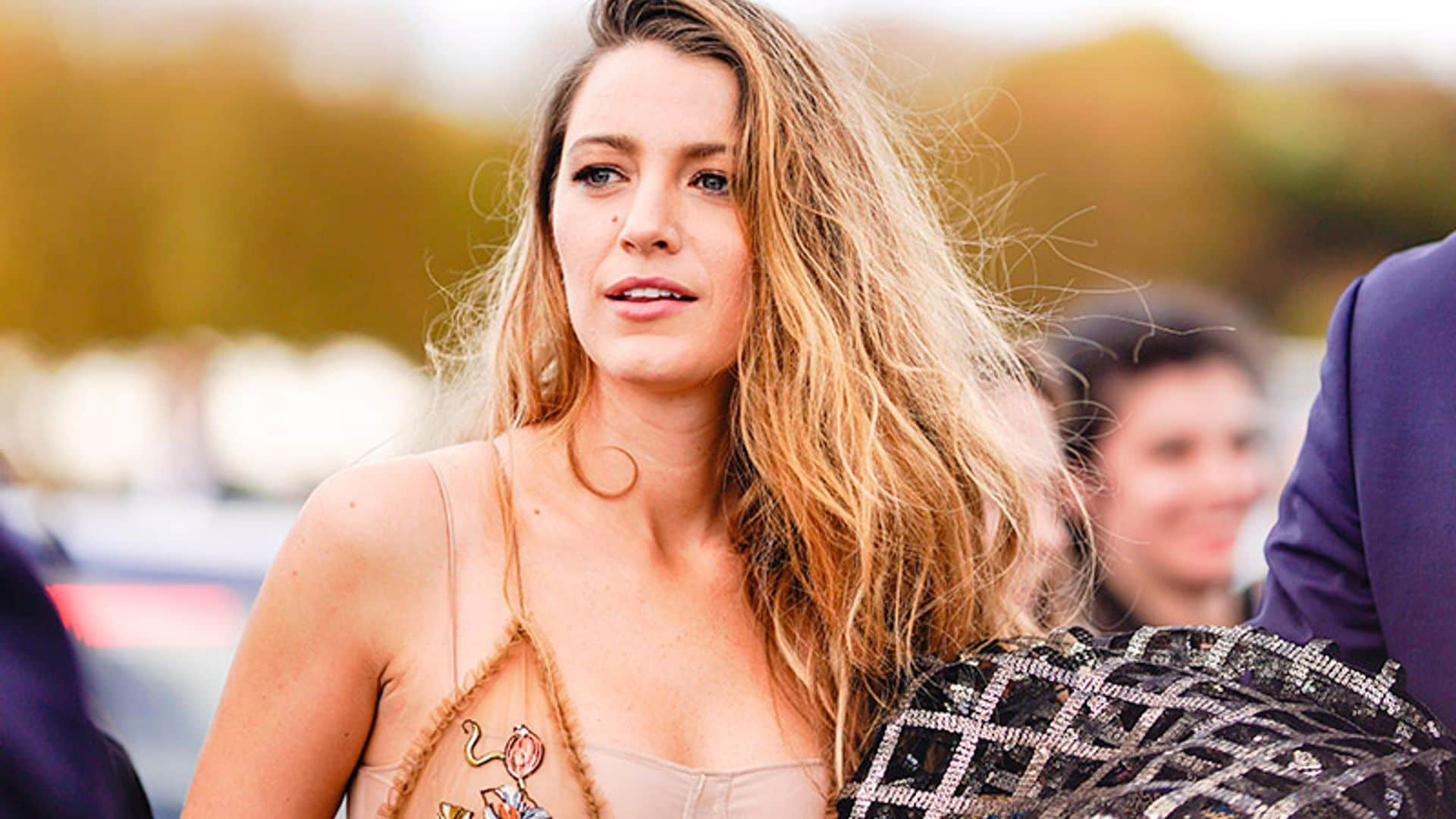 Blake Lively revela en Instagram los 5 básicos de maquillaje que siempre utiliza