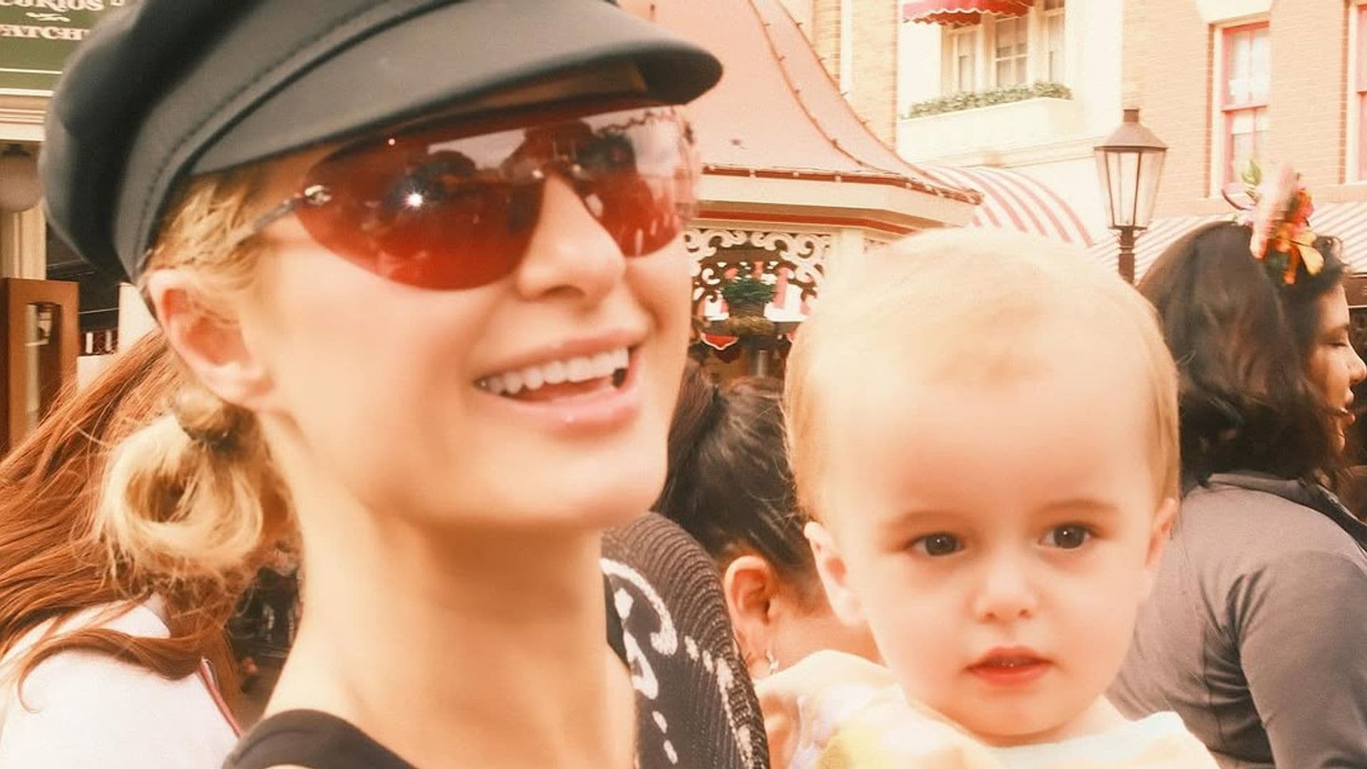 Disfraces, atracciones y juegos: la divertida escapada de Paris Hilton y su familia a Disneyland