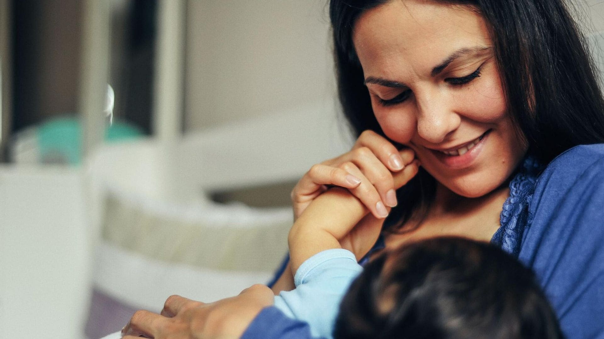 Este es el motivo por el que los bebés ponen su mano en tu boca cuando maman