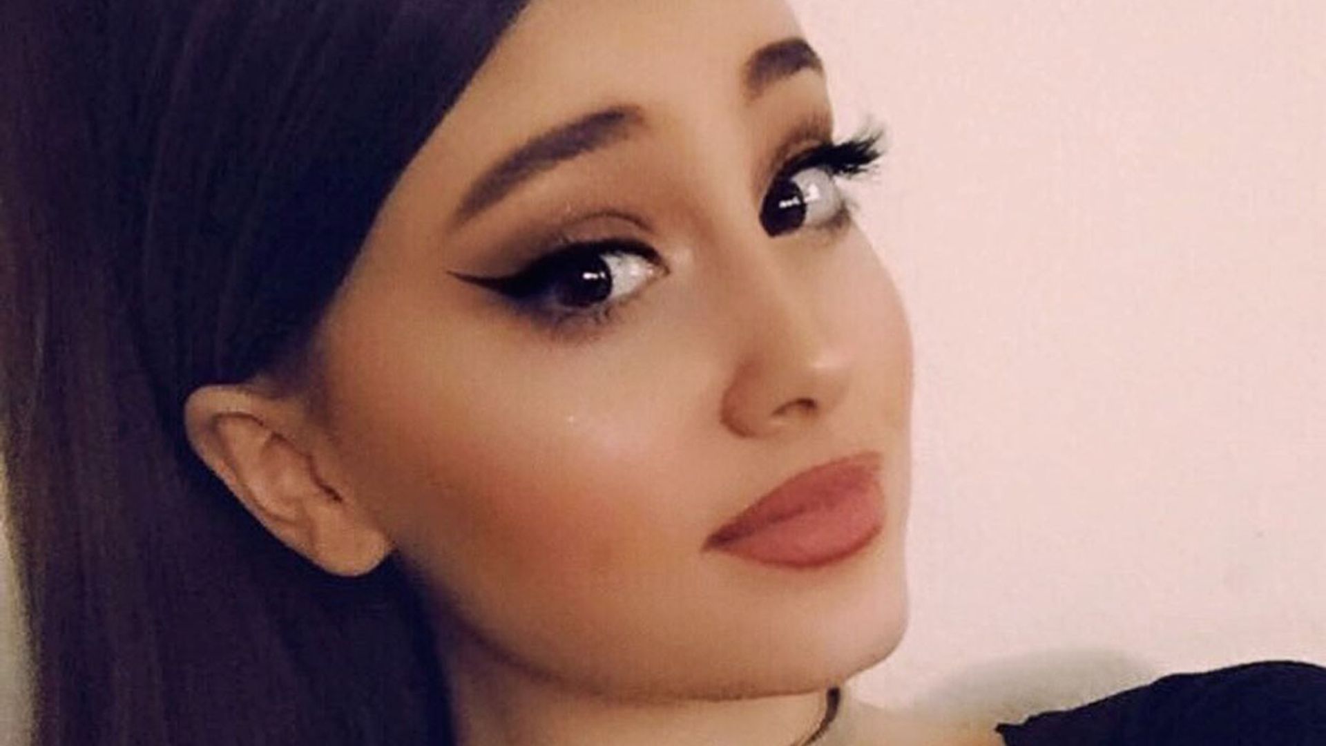 Ariana Grande, ¿eres tú? ¡Su doble es tan parecida que no notarás la diferencia!