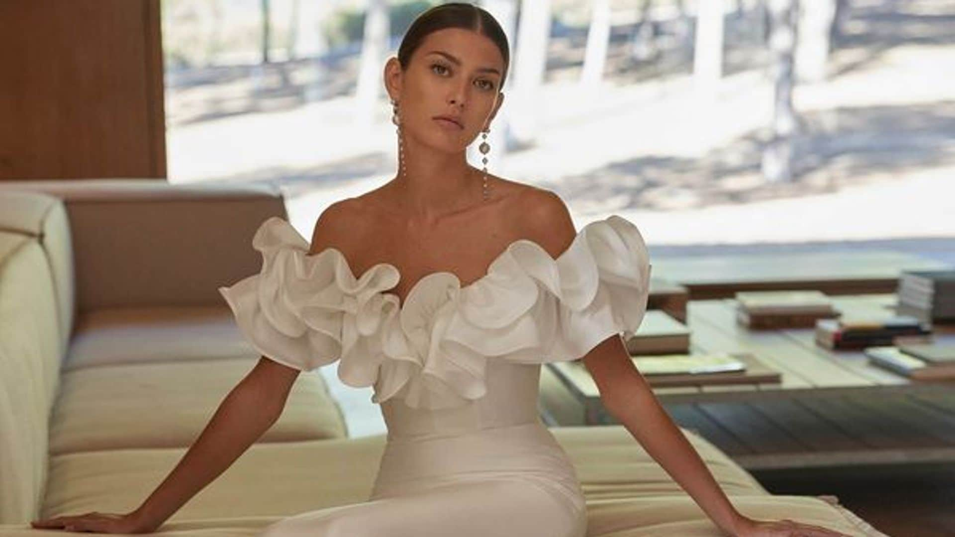 10 vestidos de novia con escotes tipo barco y bardot, la tendencia más favorecedora del momento