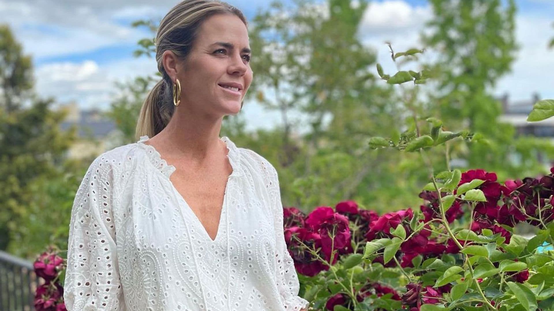 Amelia Bono nos enseña a combinar el vestido blanco rebajado que sienta bien a todas