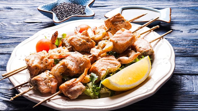 brochetas de salmon bacalao y gambas