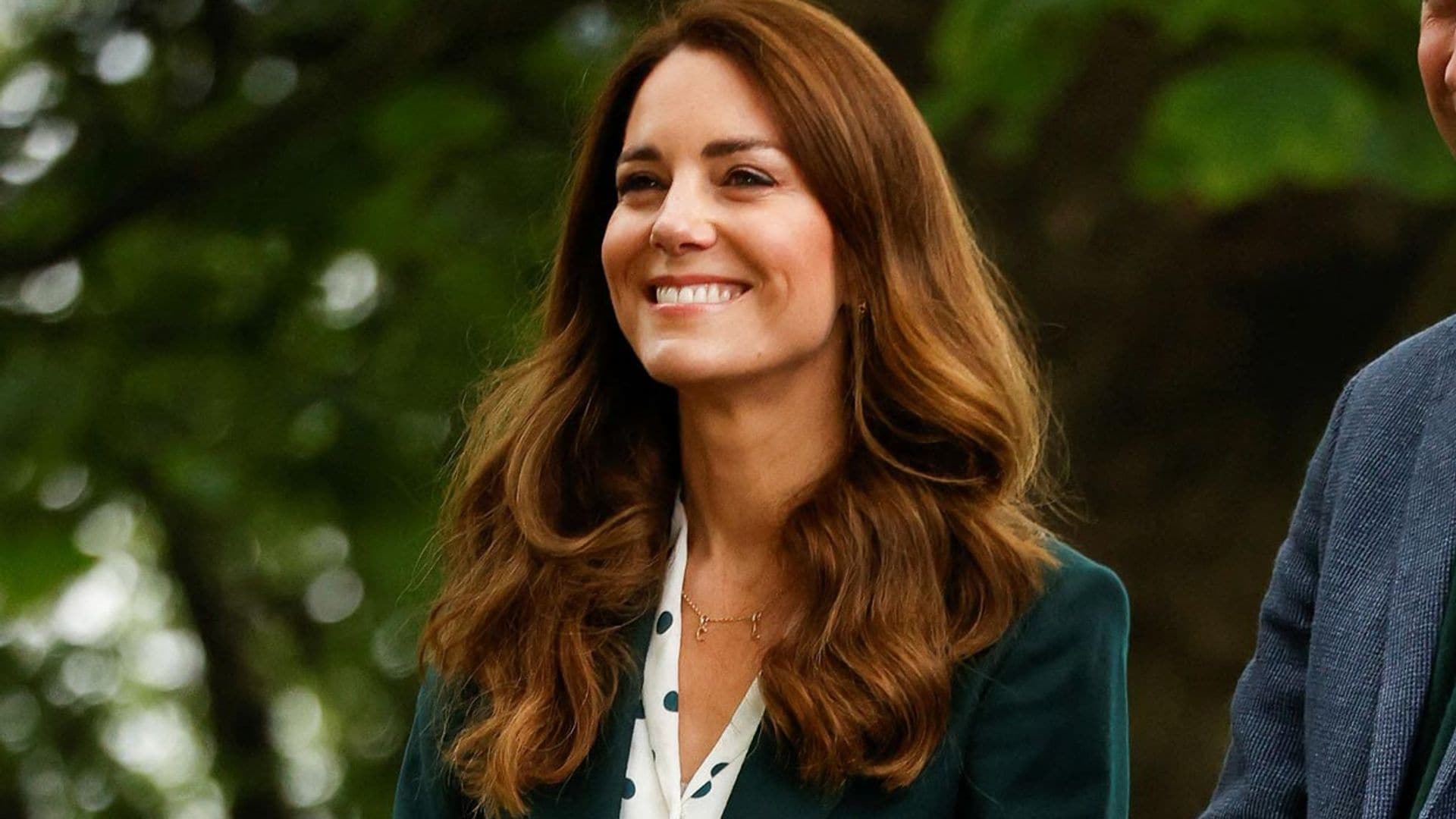 Las claves de Kate para rejuvenecer el traje de chaqueta: camisa estampada y zapatillas