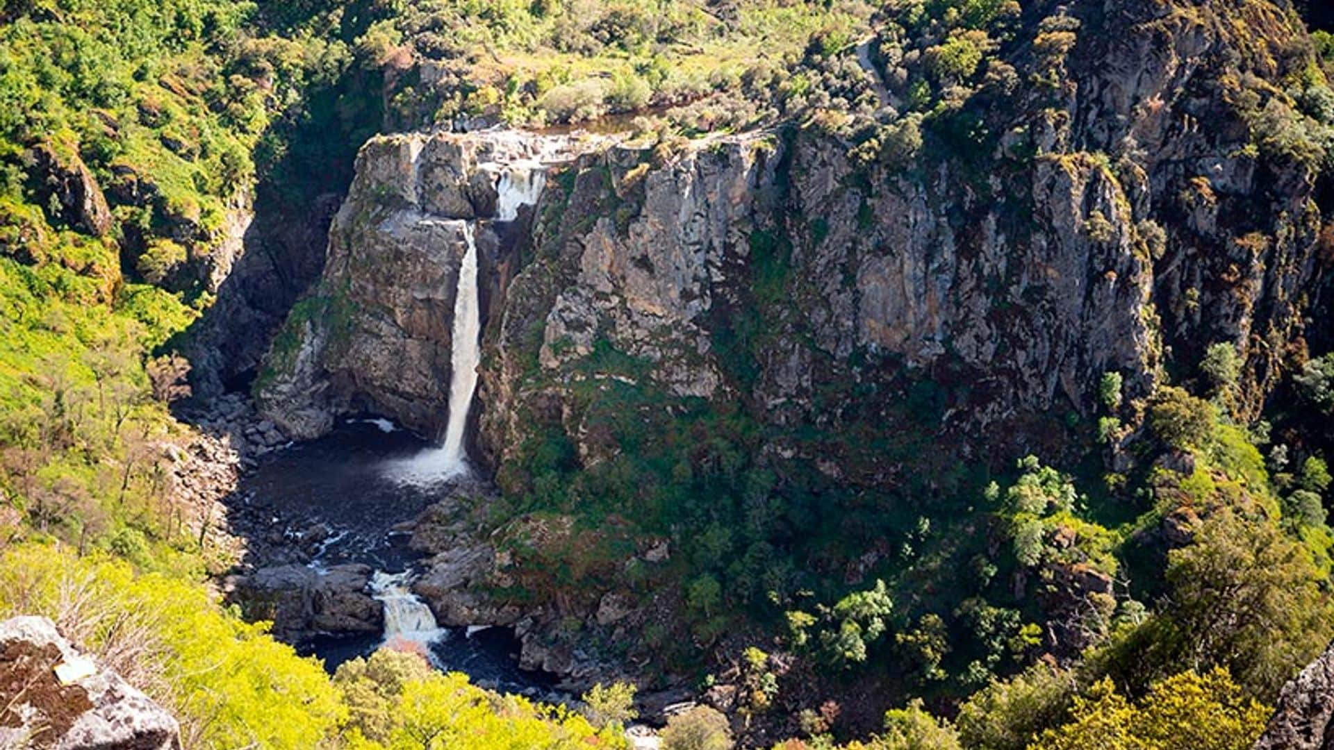 El mágico Pozo de los Humos, una belleza de cascada en Salamanca