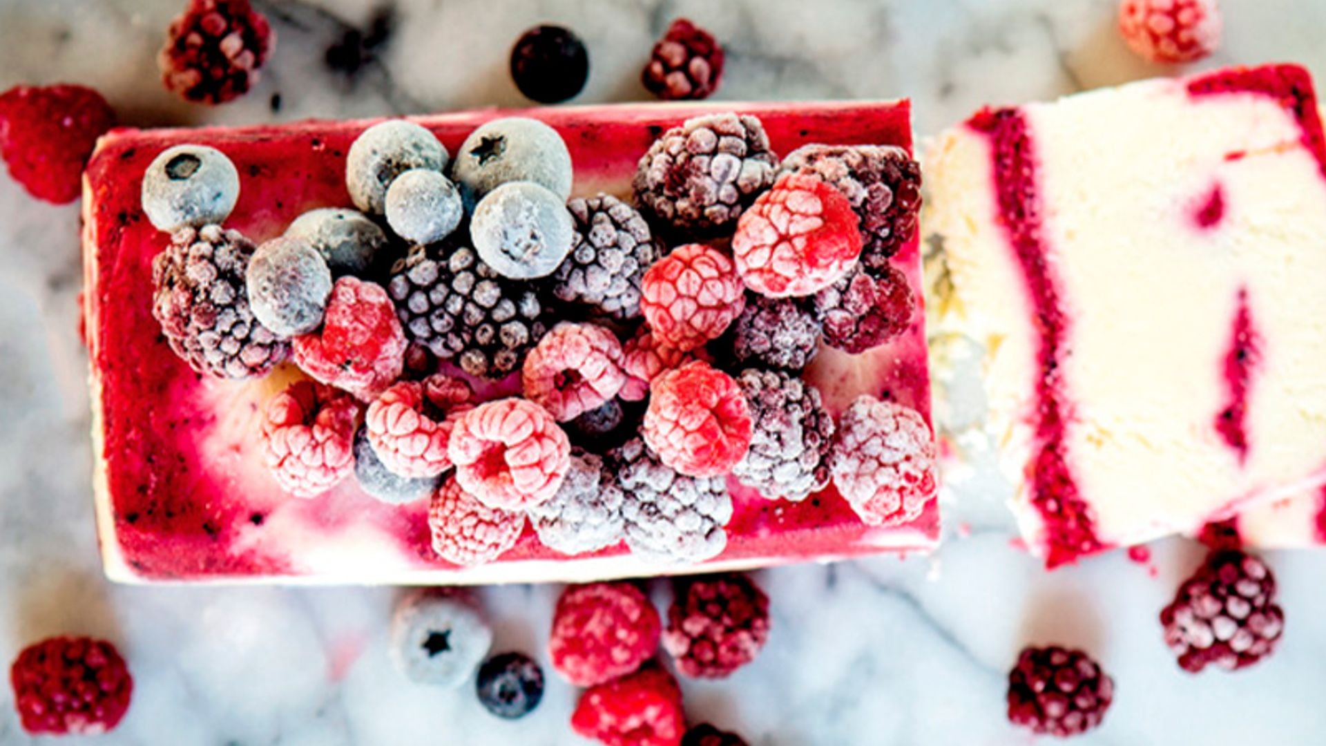 Tarta helada de yogur y frutos rojos