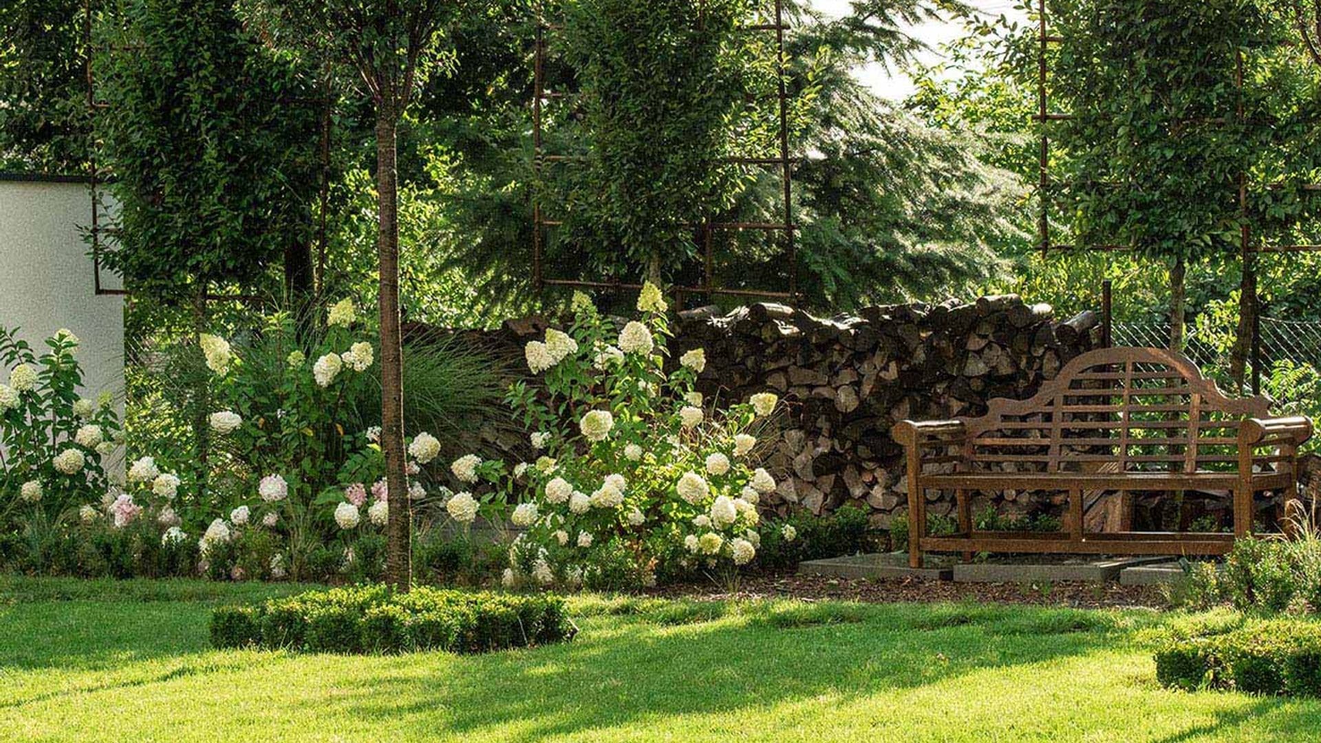 Así puedes emplear el mantillo para mejorar el sustrato de tus plantas en el jardín