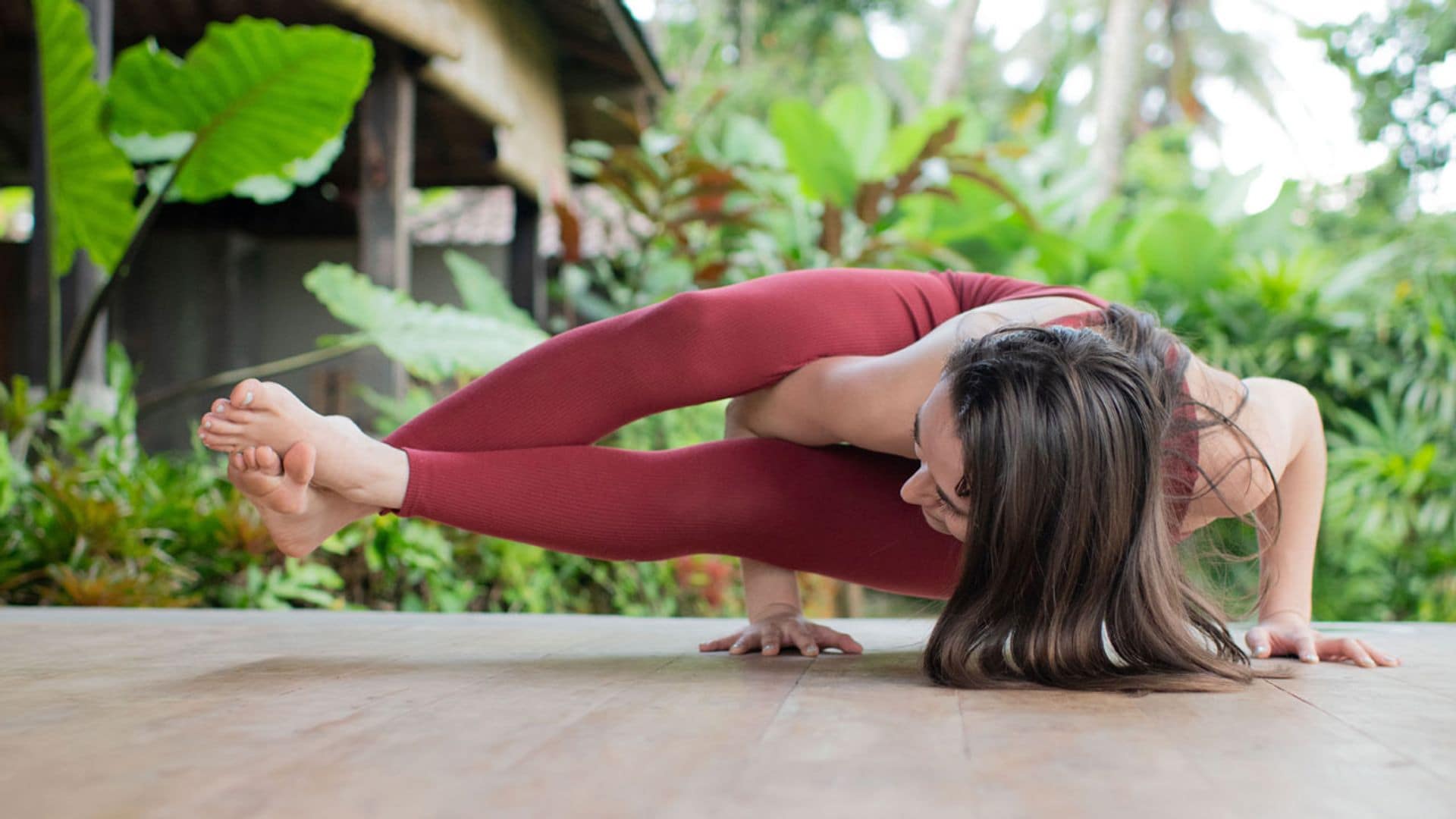 Esta postura de yoga te ayuda a fortalecer tus brazos