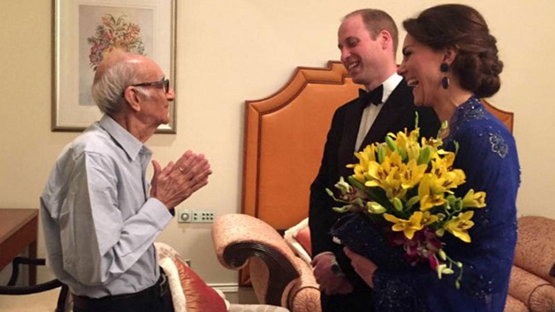 Los Duques de Cambridge se encuentran finalmente con su 'mayor' admirador en la India... ¡y tiene 93 años!