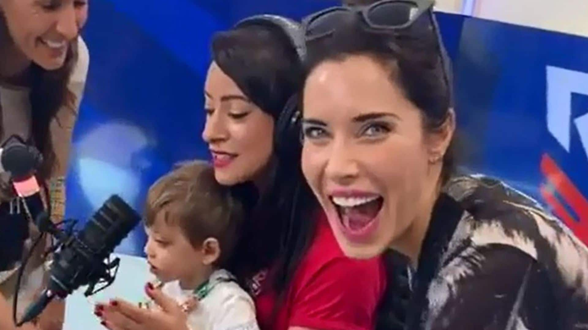 El entusiasmo de Pilar Rubio ante la 'primera vez' de su hijo Álex frente al micrófono