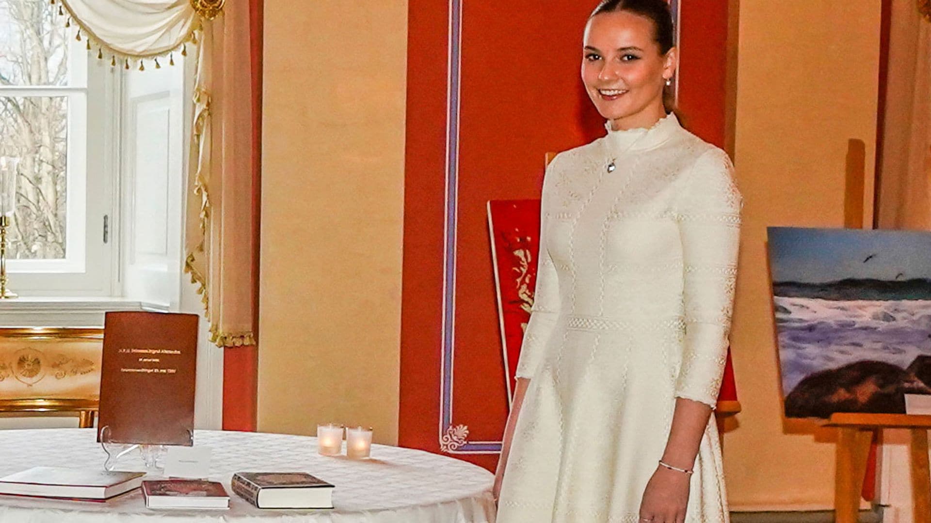 El último 'robo ' de Ingrid Alexandra a su madre, un vestido blanco de 2017