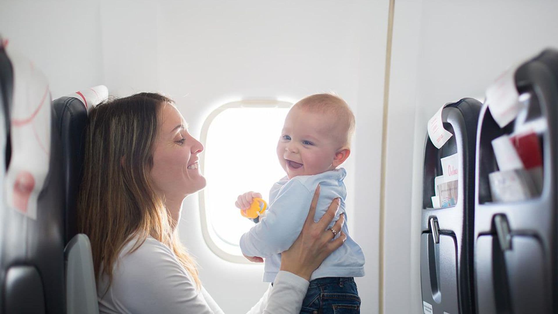 ¿Planeando un viaje en avión? Toma nota de estos consejos si vas con tu bebé