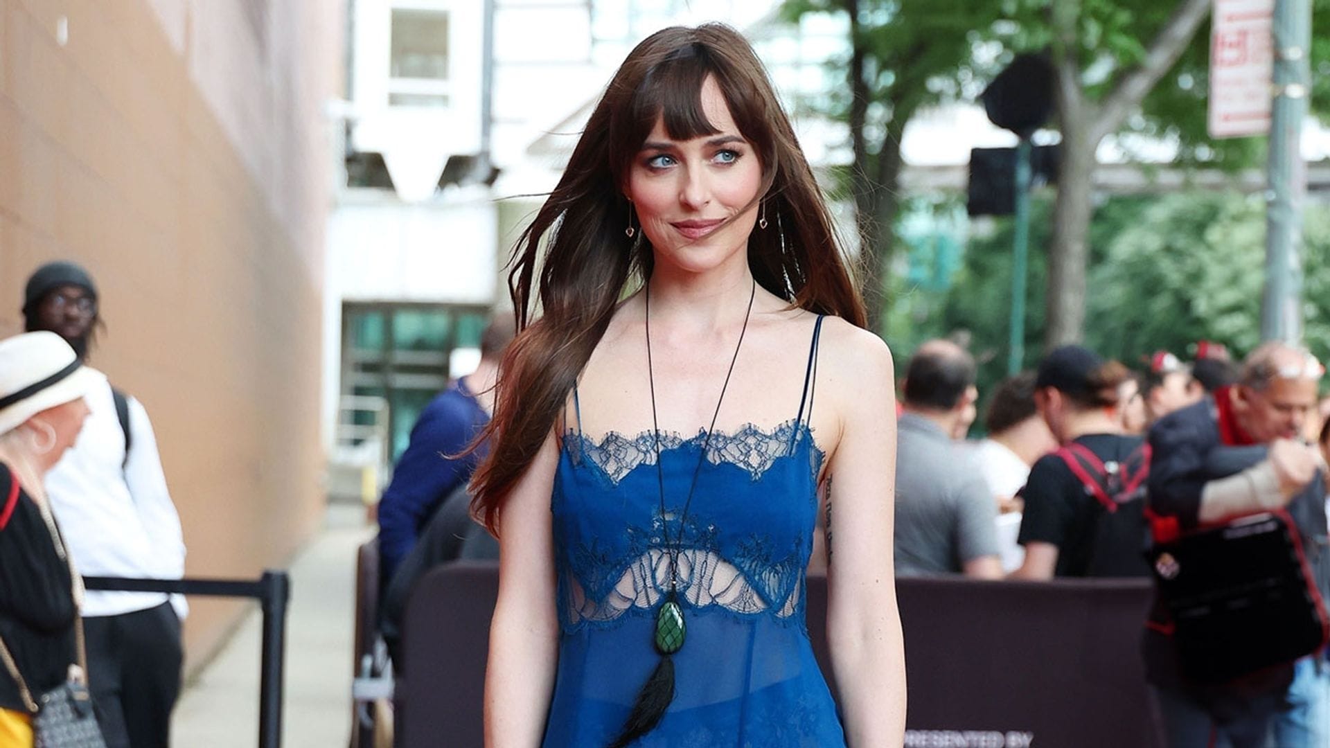 El truco de Dakota Johnson para que las transparencias sí resulten elegantes en un look de invitada