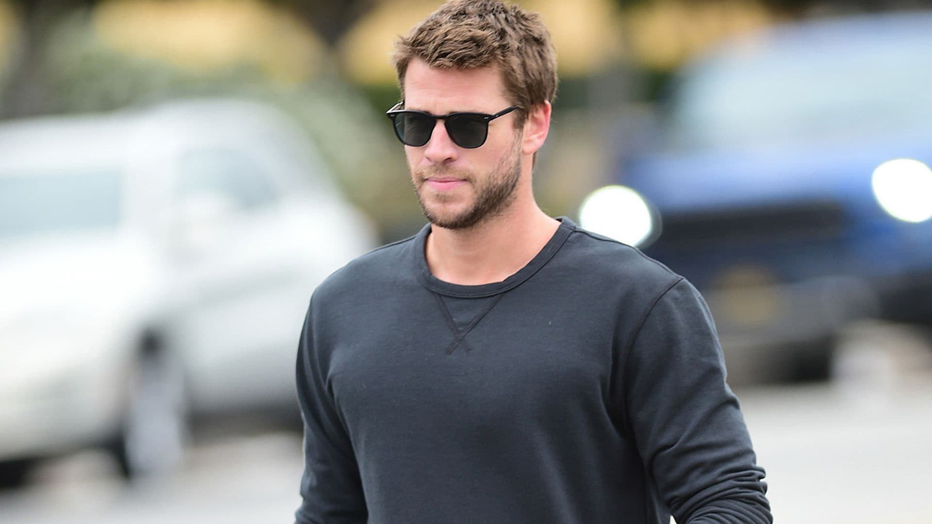 Triste y cabizbajo, Liam Hemsworth reaparece tras su ruptura con Miley Cyrus