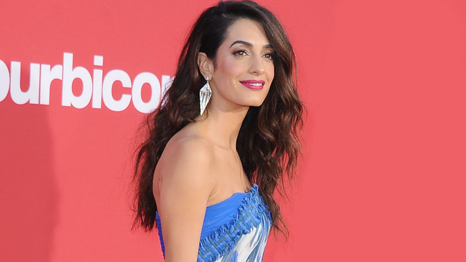 Amal Clooney elige el escote favorito de las actrices para deslumbrar en la alfombra roja