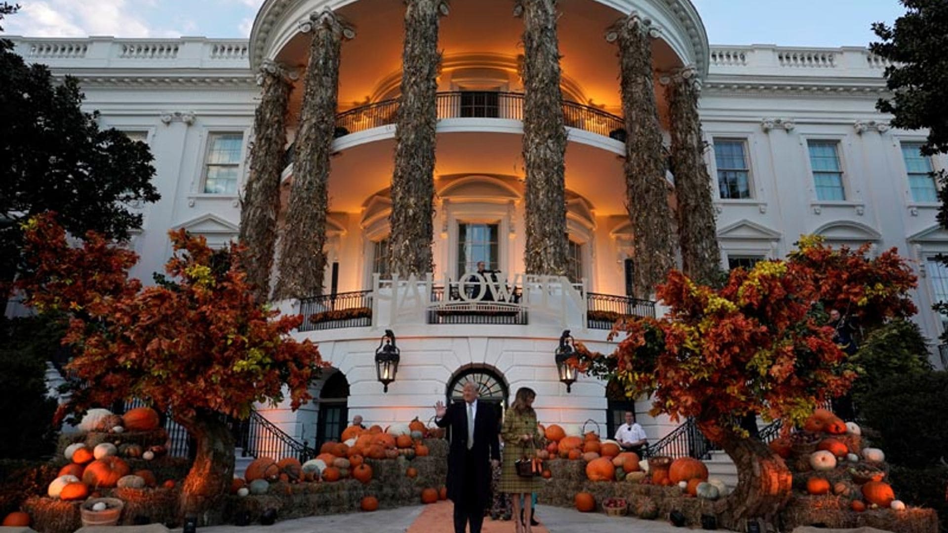 Donald y Melania Trump abren las puertas de la Casa Blanca para el tradicional 'truco o trato'