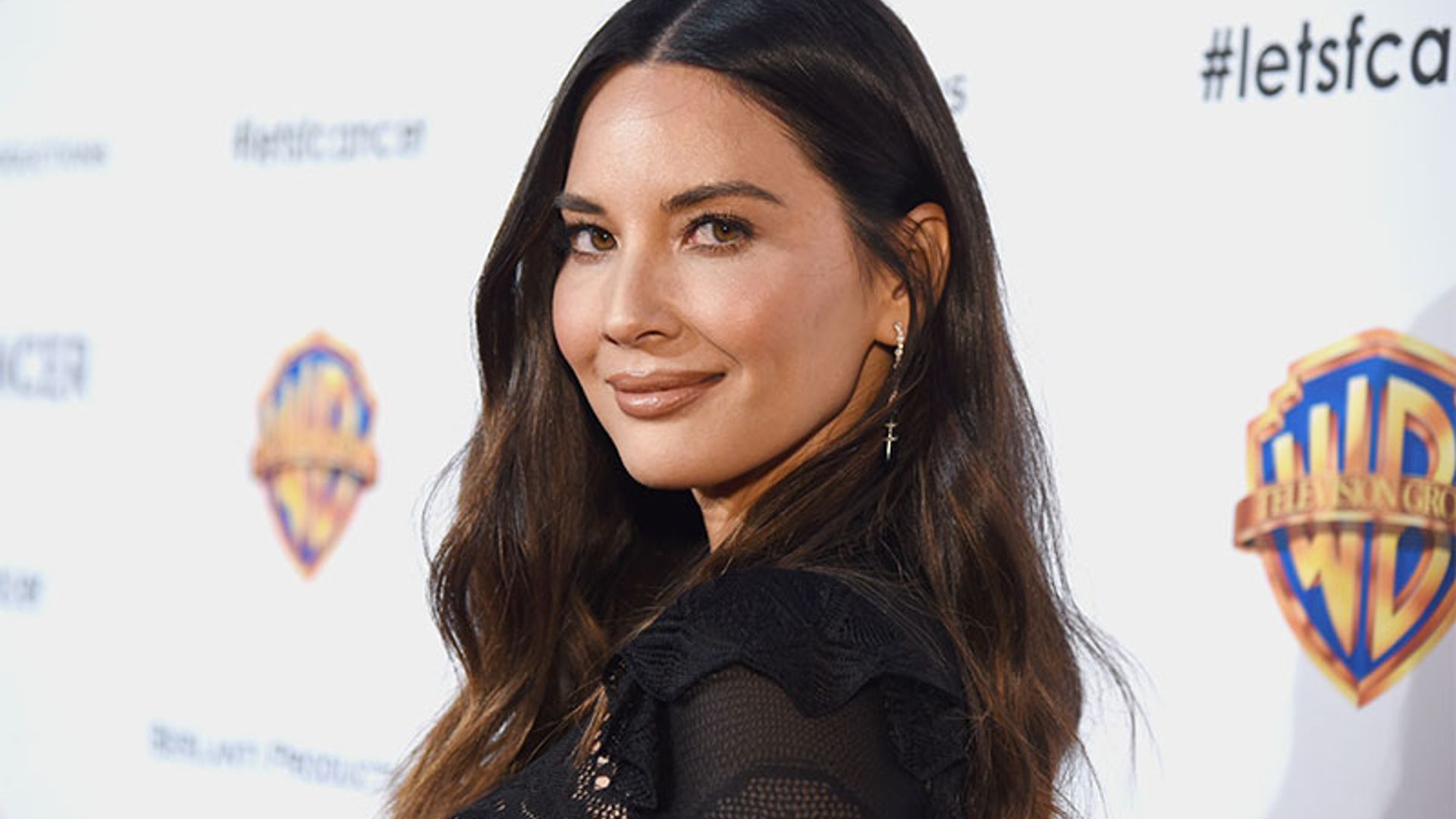 ¡Alerta invitadas! Olivia Munn lo confirma: el vestido sin escote es el nuevo sexy