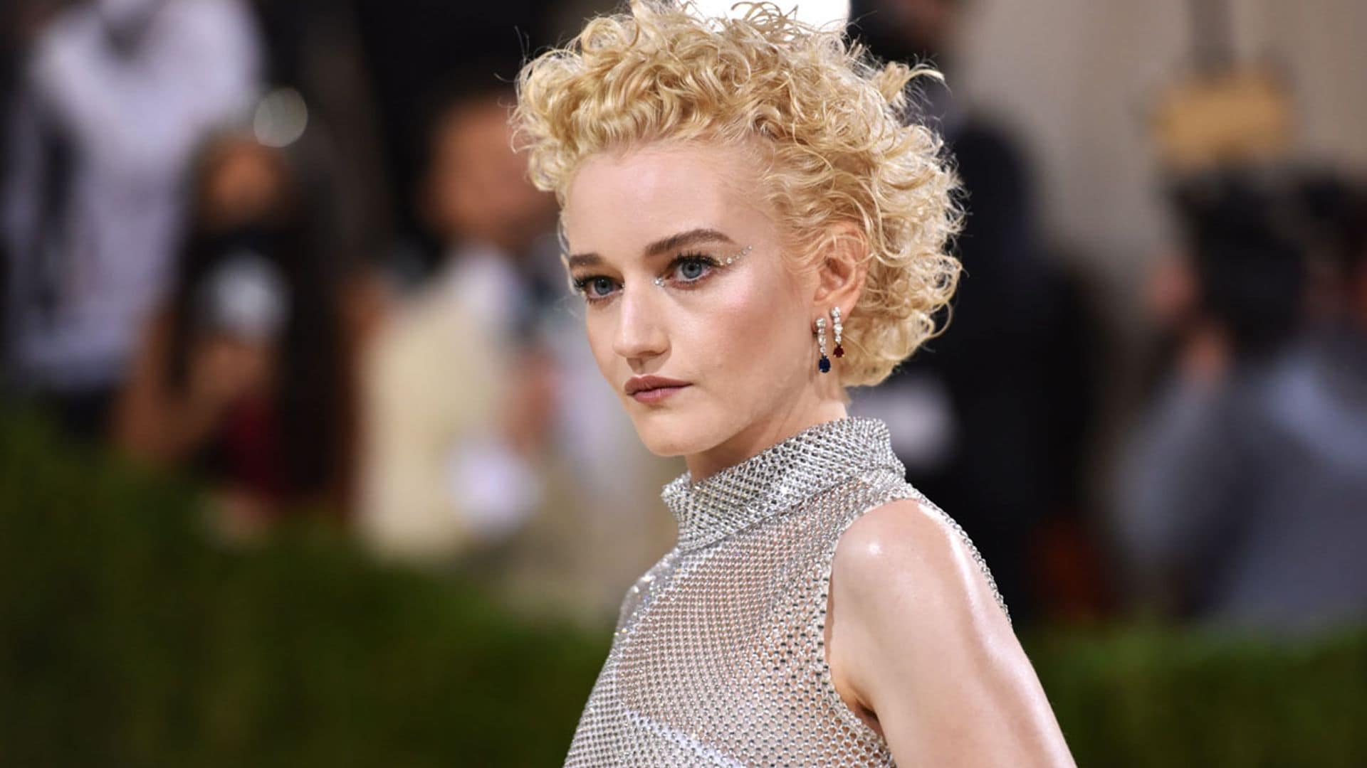 Julia Garner, el impecable armario 'lady' de la actriz que se convertirá en Madonna