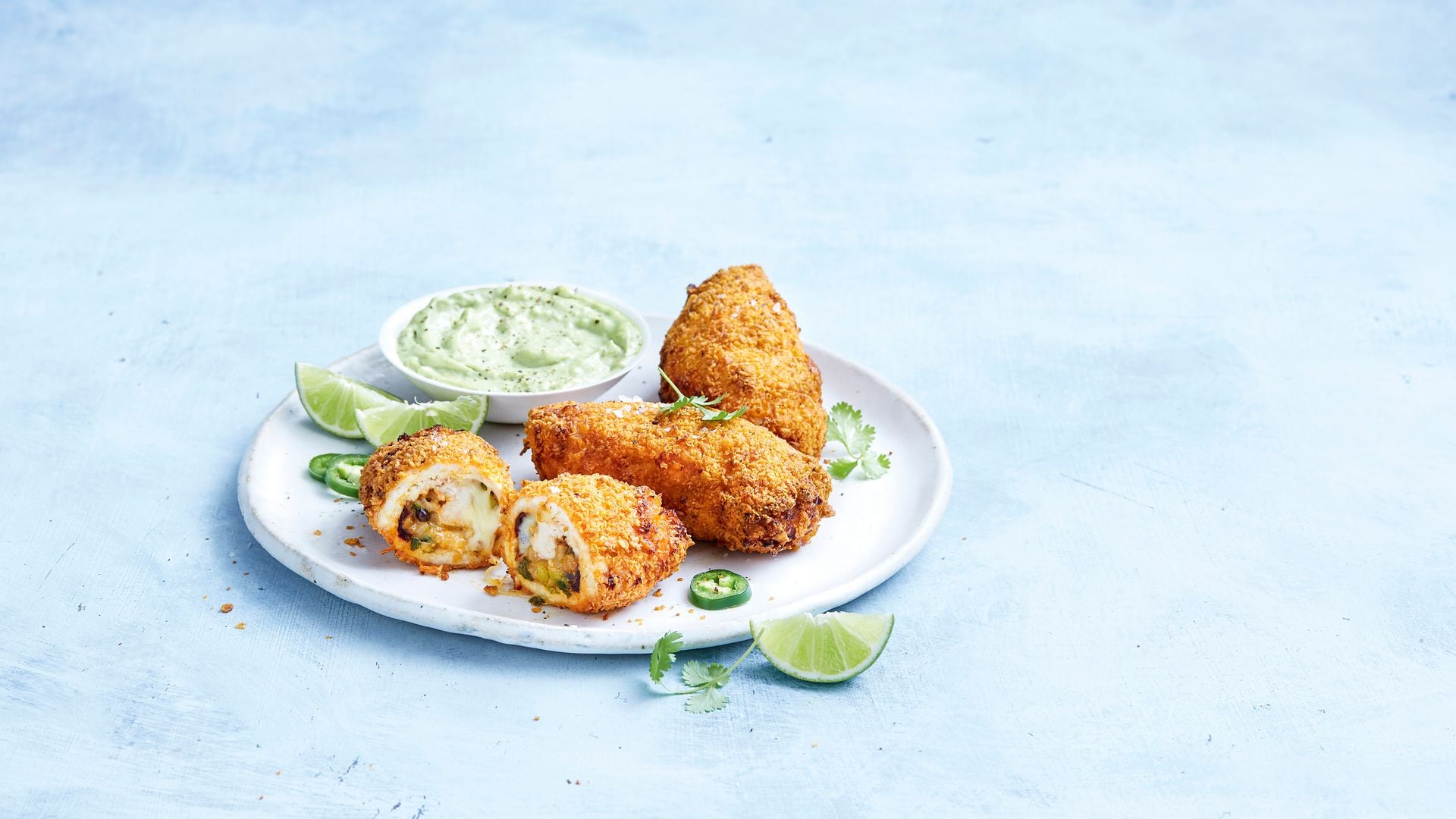 Pechuguitas de pollo rellenas de queso y verduras con mayonesa de aguacate