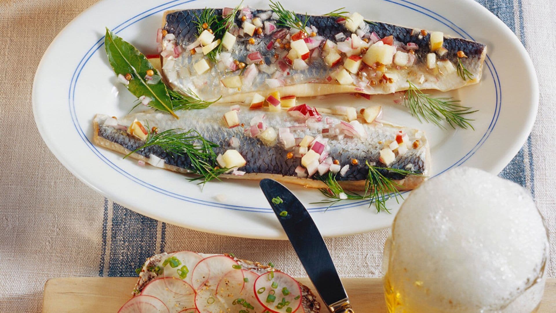 Caballa marinada en vinagre de sidra con manzana y rabanitos