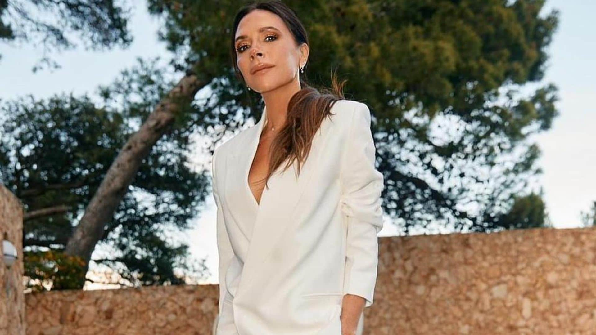 Victoria Beckham sorprende con el traje blanco más ‘chic’ en Barcelona